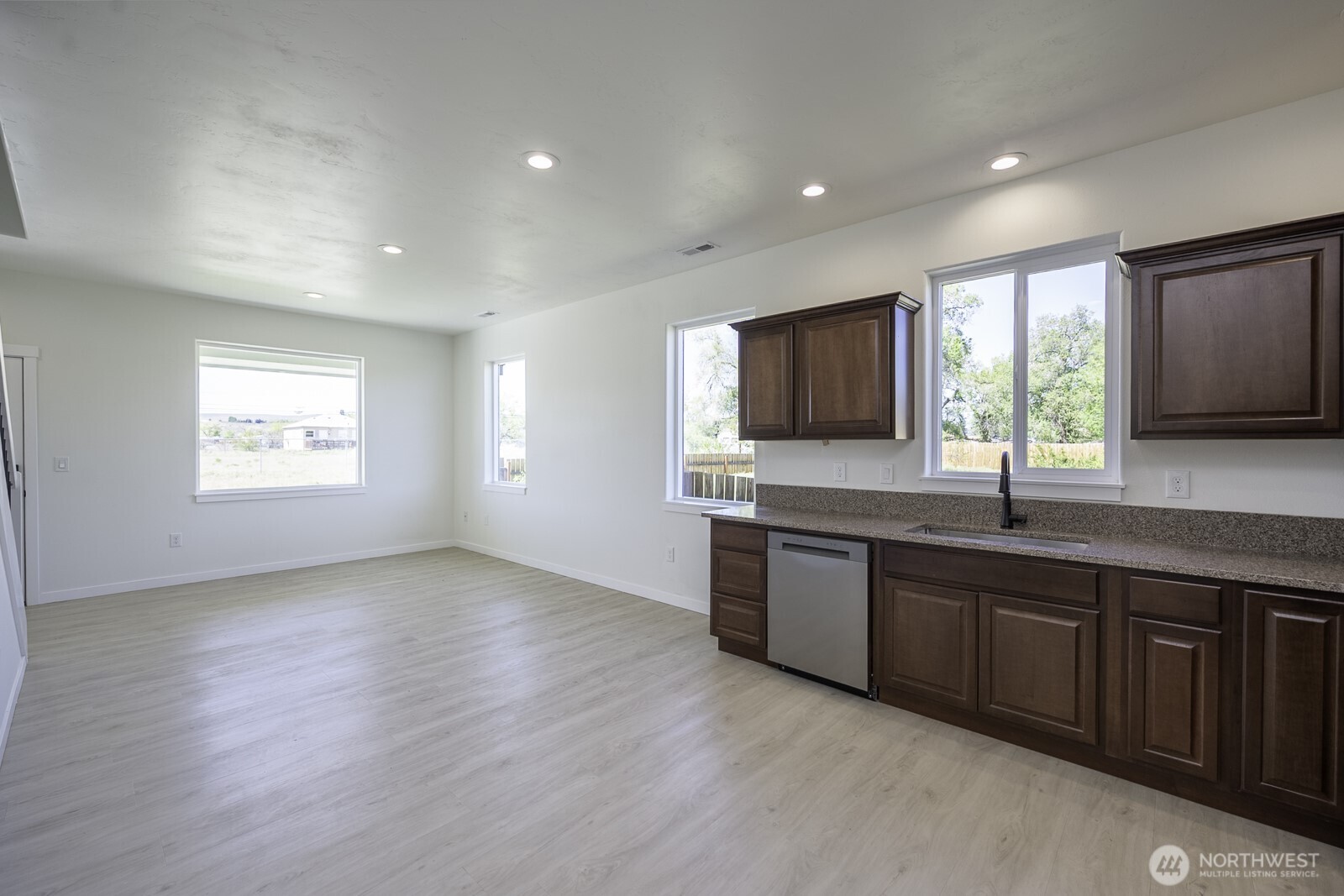 624 Aster Street Property Photo 7