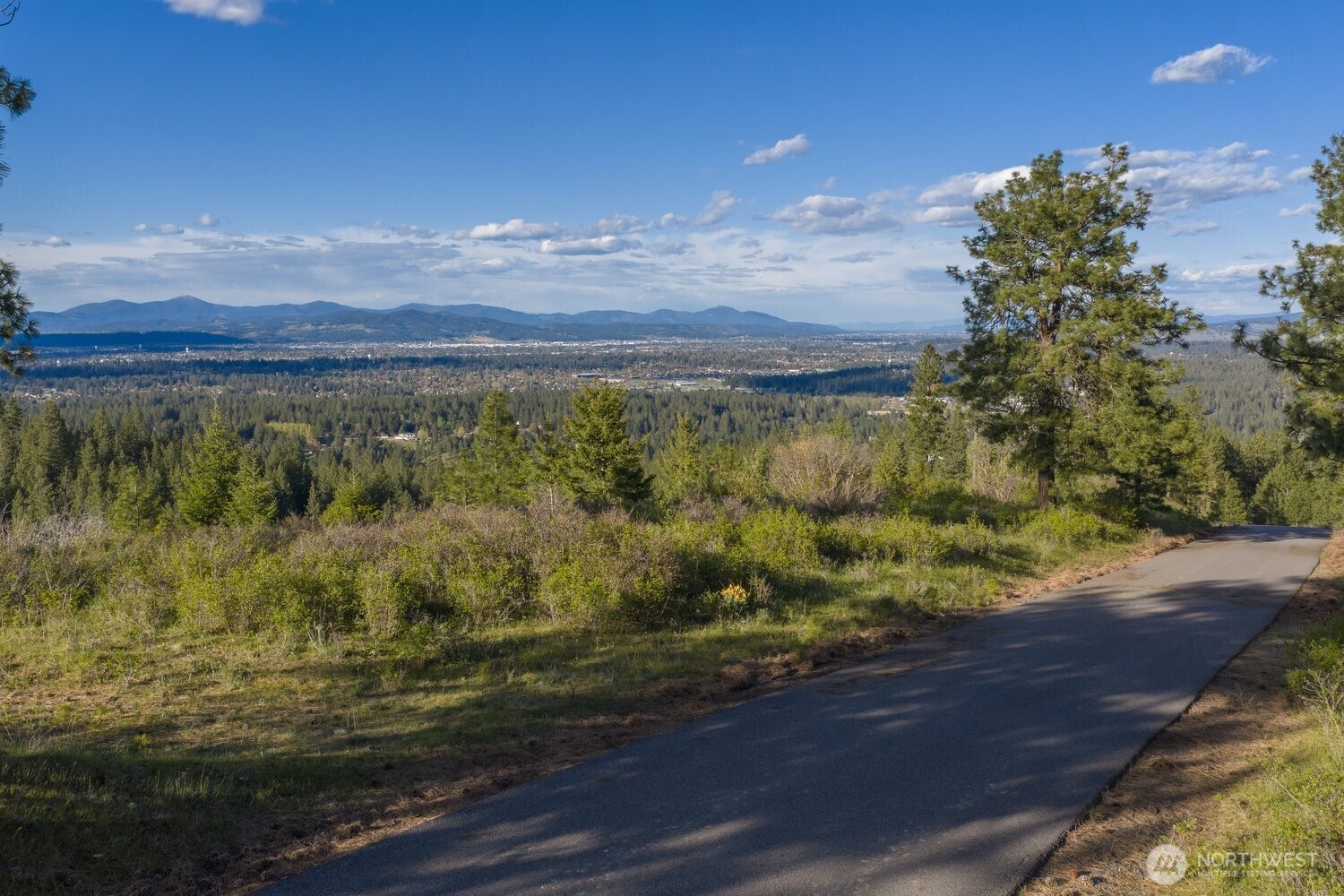 10610 E Hallett Property Photo 5