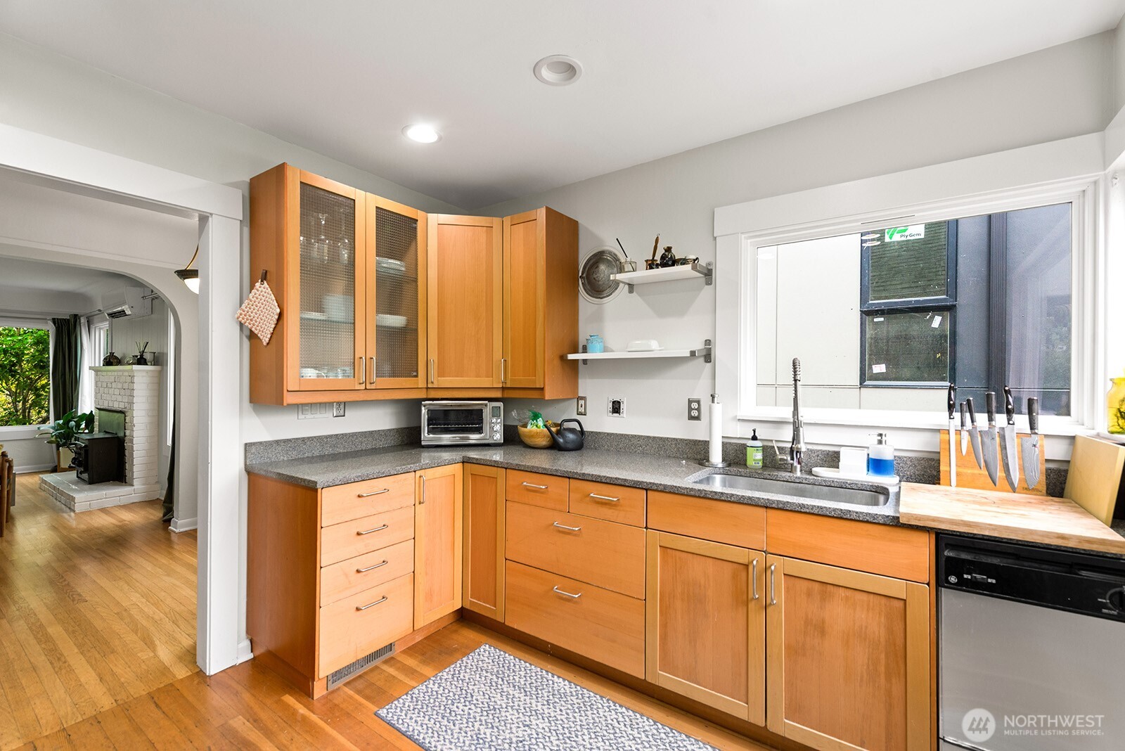 836 Nw Market Street Property Photo 6