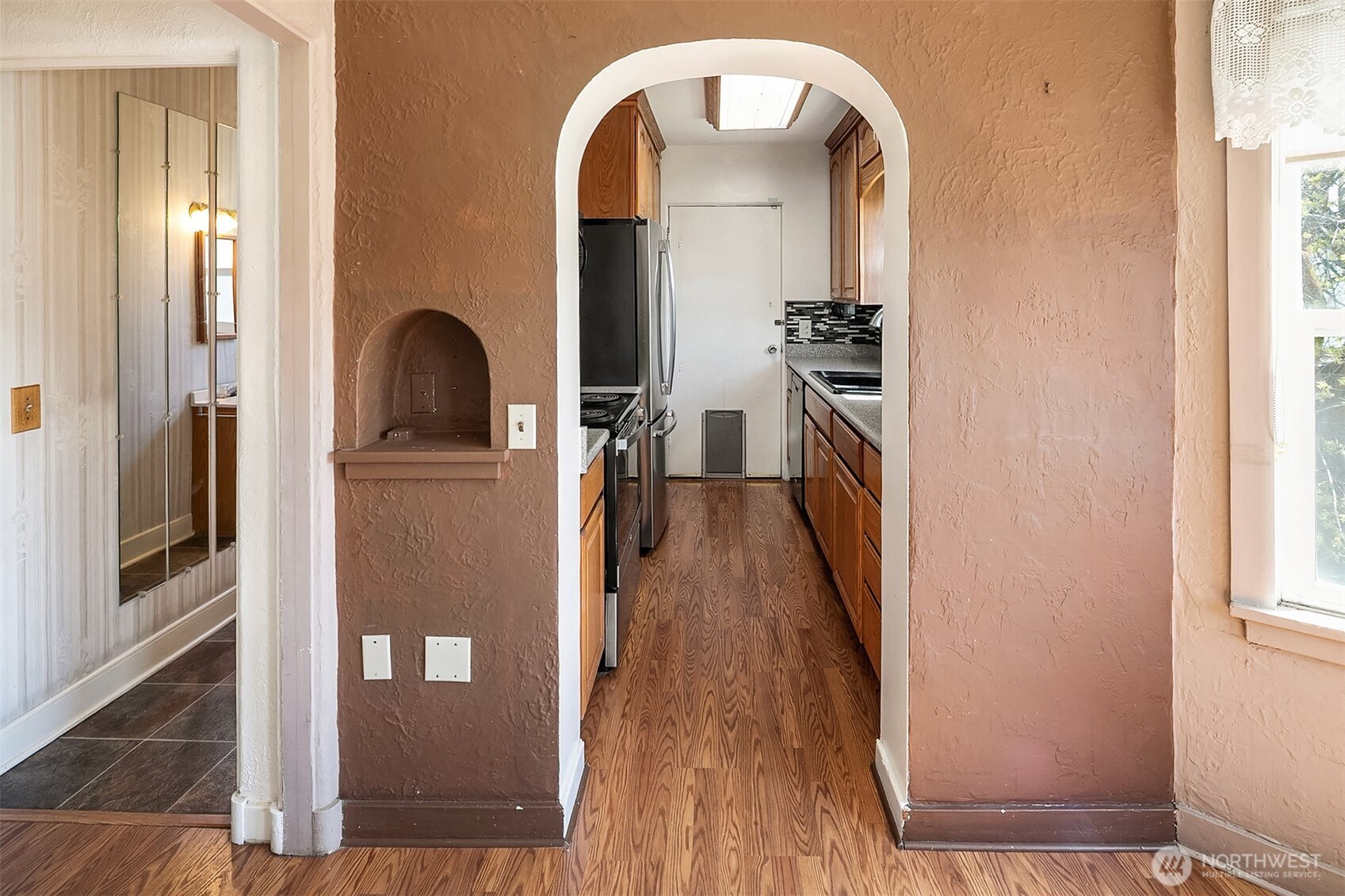 109 W 3rd Street Property Photo 5