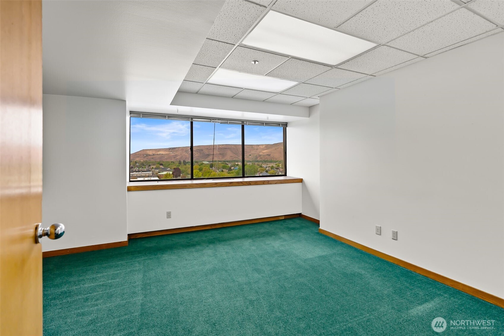 402 E Yakima Avenue 1100 Property Photo 12