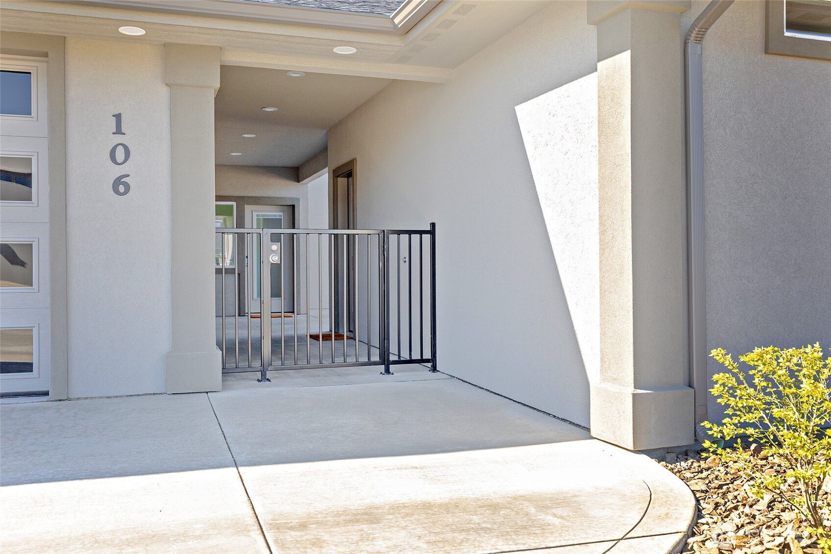 106 E Chinook Road Property Photo 2