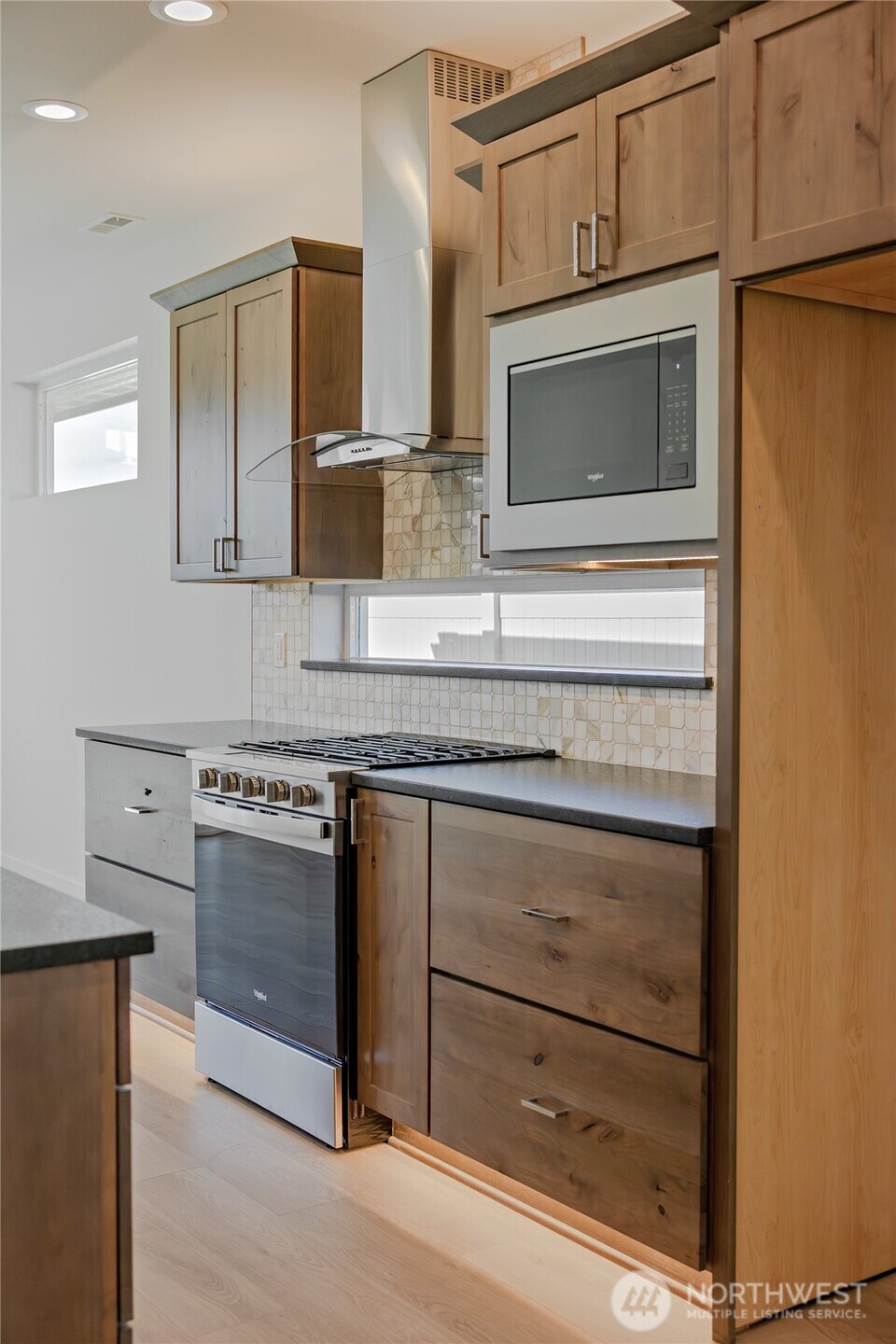 106 E Chinook Road Property Photo 10