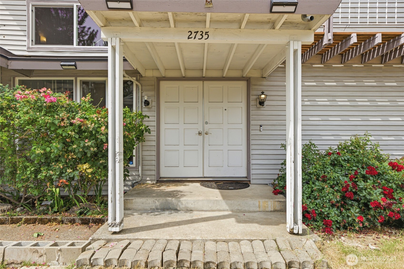 2735 26th Street Property Photo 2