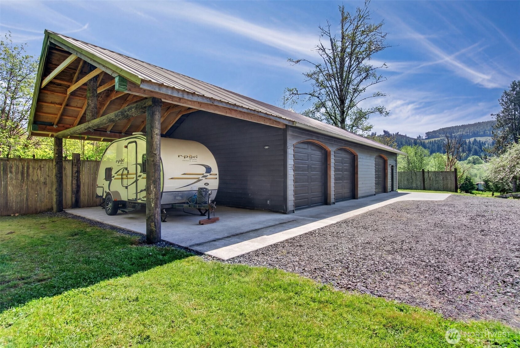 865 E Valley Road Property Photo 3