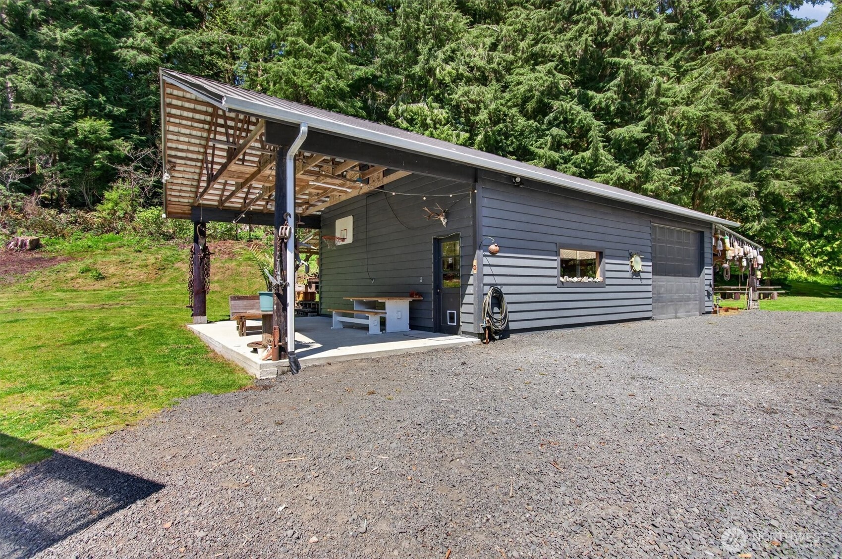 865 E Valley Road Property Photo 4