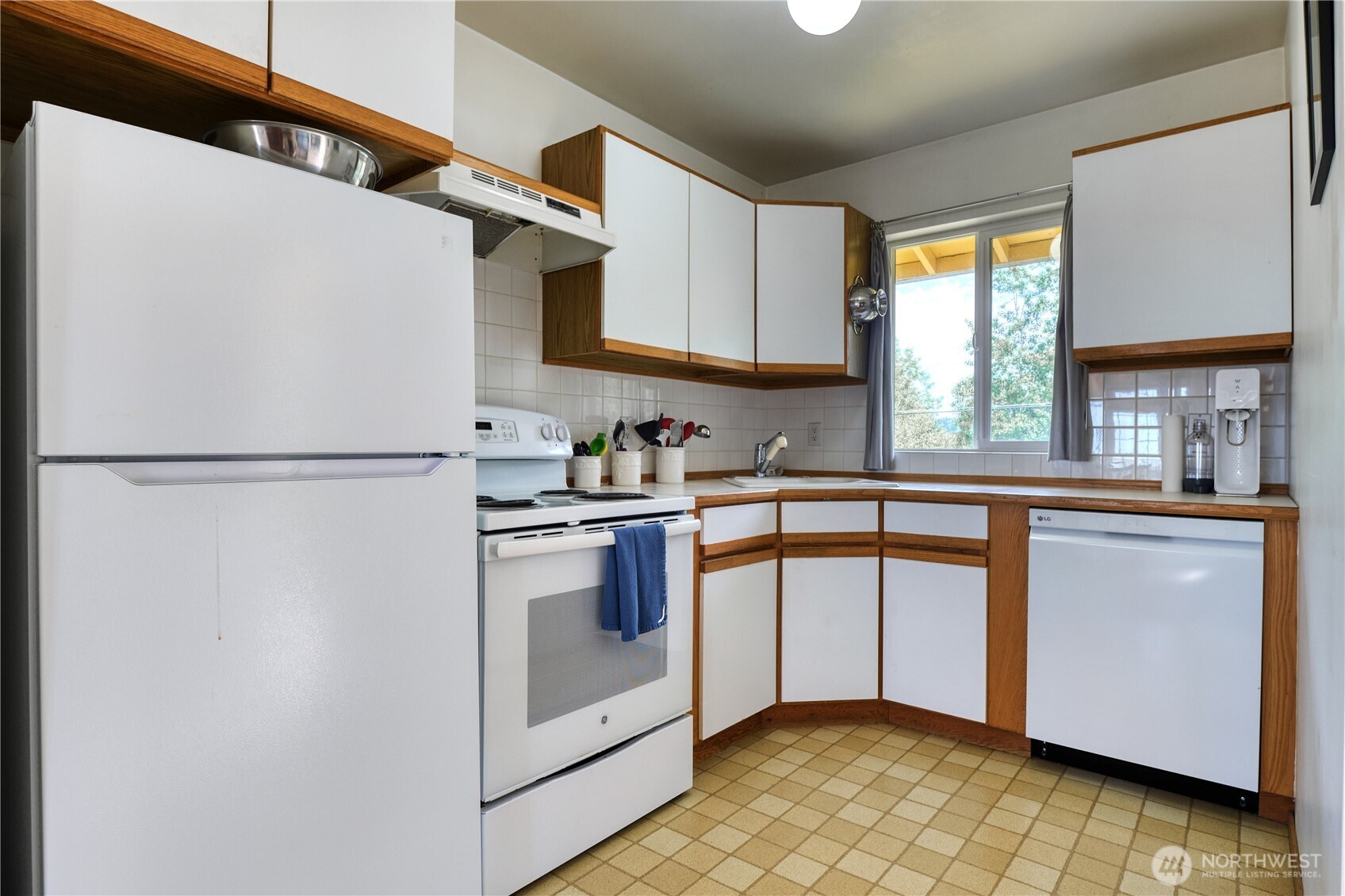 669 Marine Drive Property Photo 3