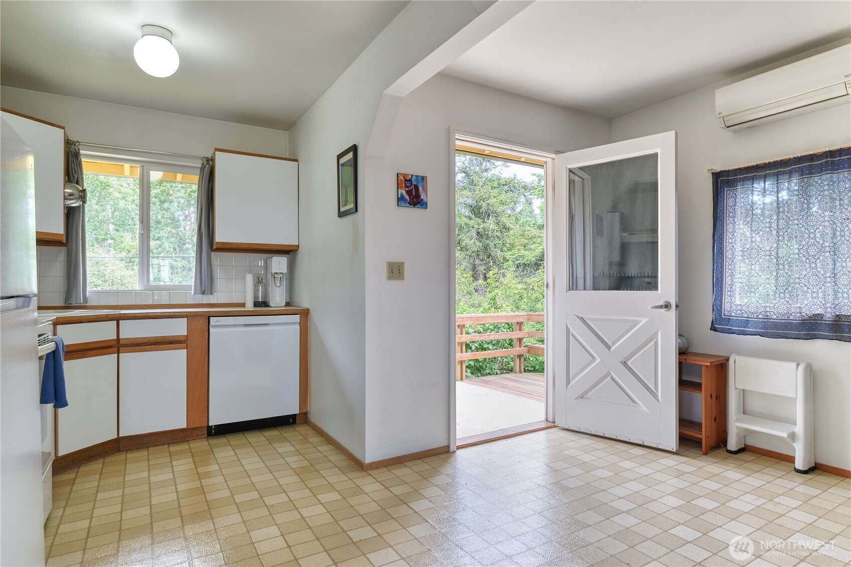 669 Marine Drive Property Photo 4