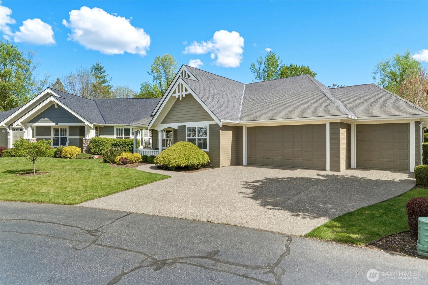 970 Se Creekside Drive Property Photo 3