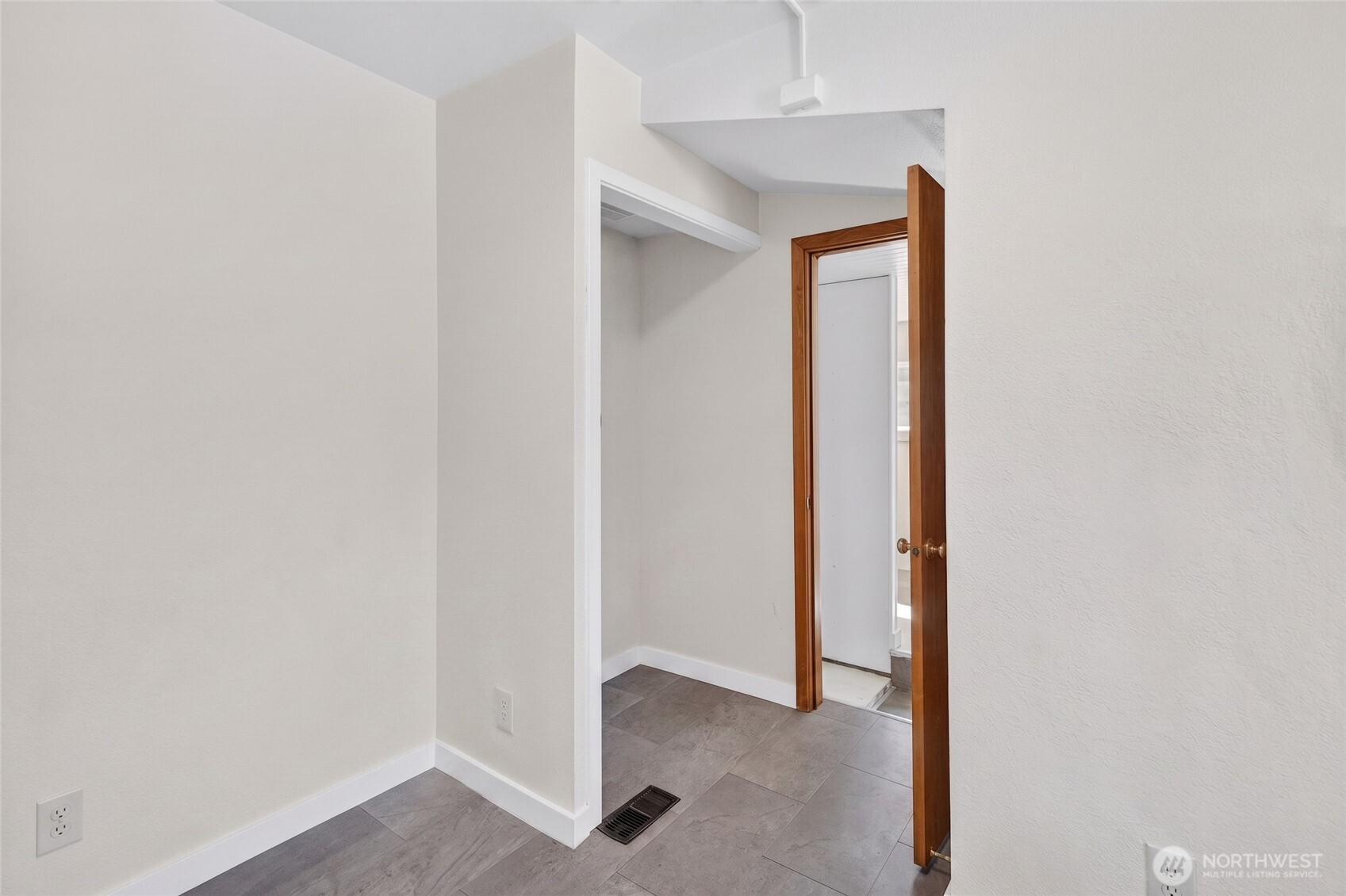 342 S Mission Street Property Photo 8