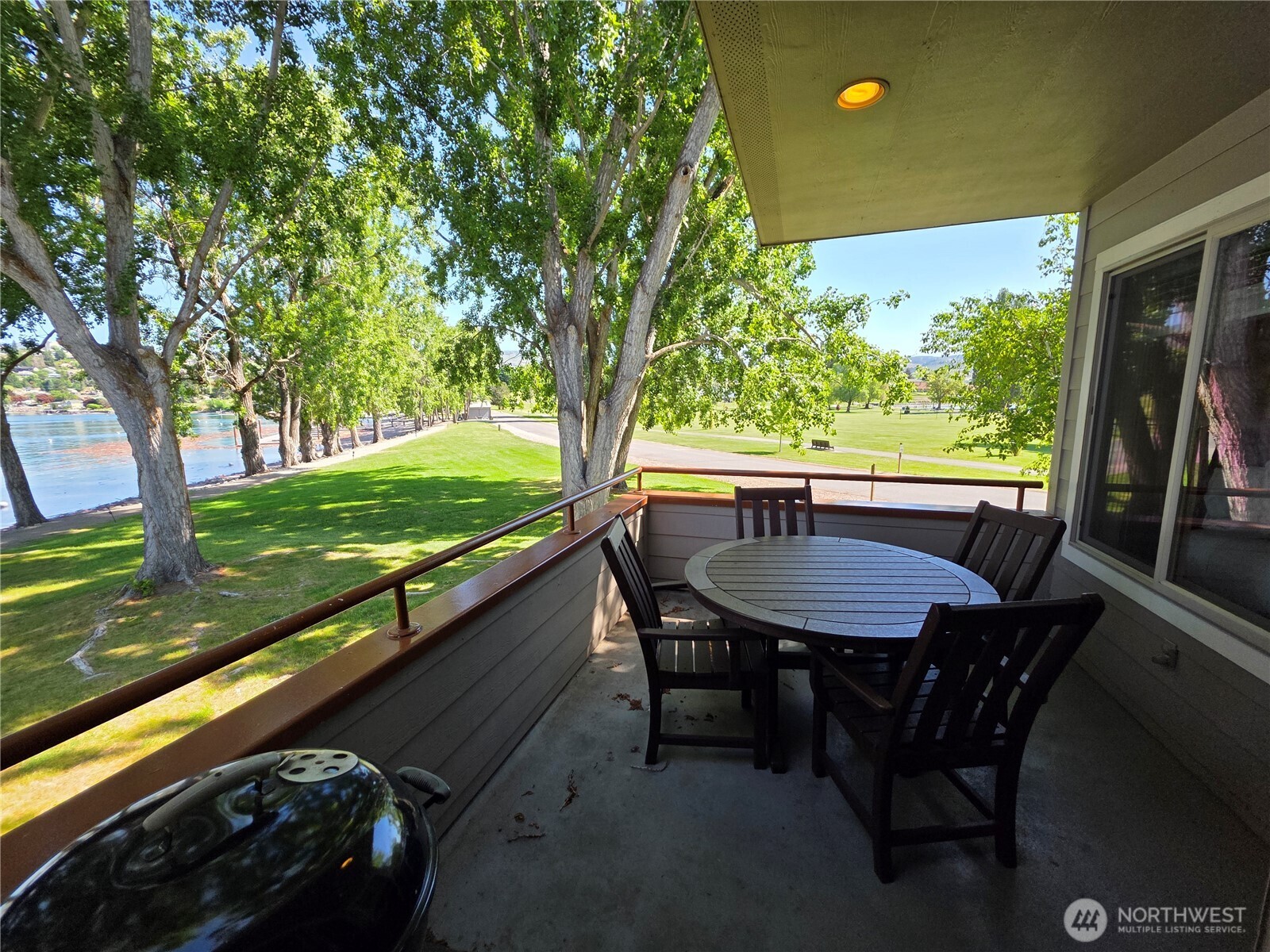 1 Beach 557-e Property Photo 2