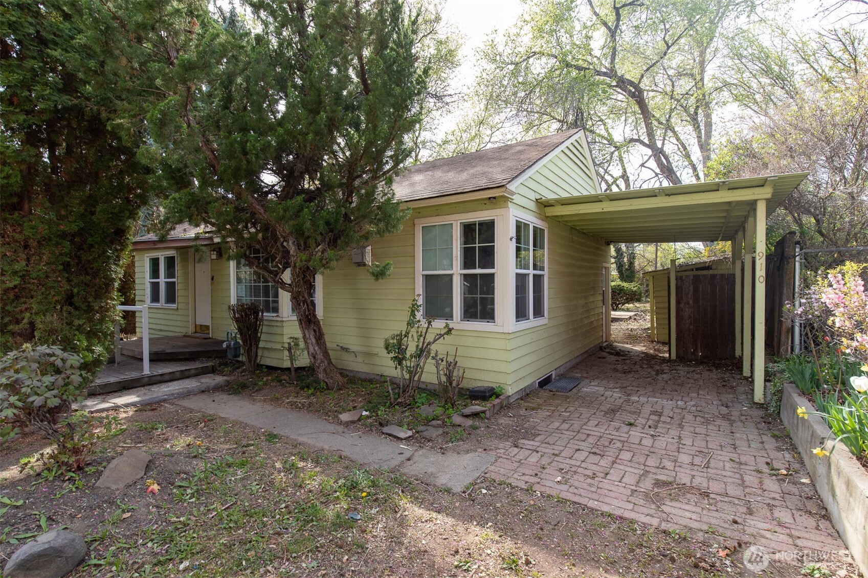 910 S 25th Avenue Property Photo 2