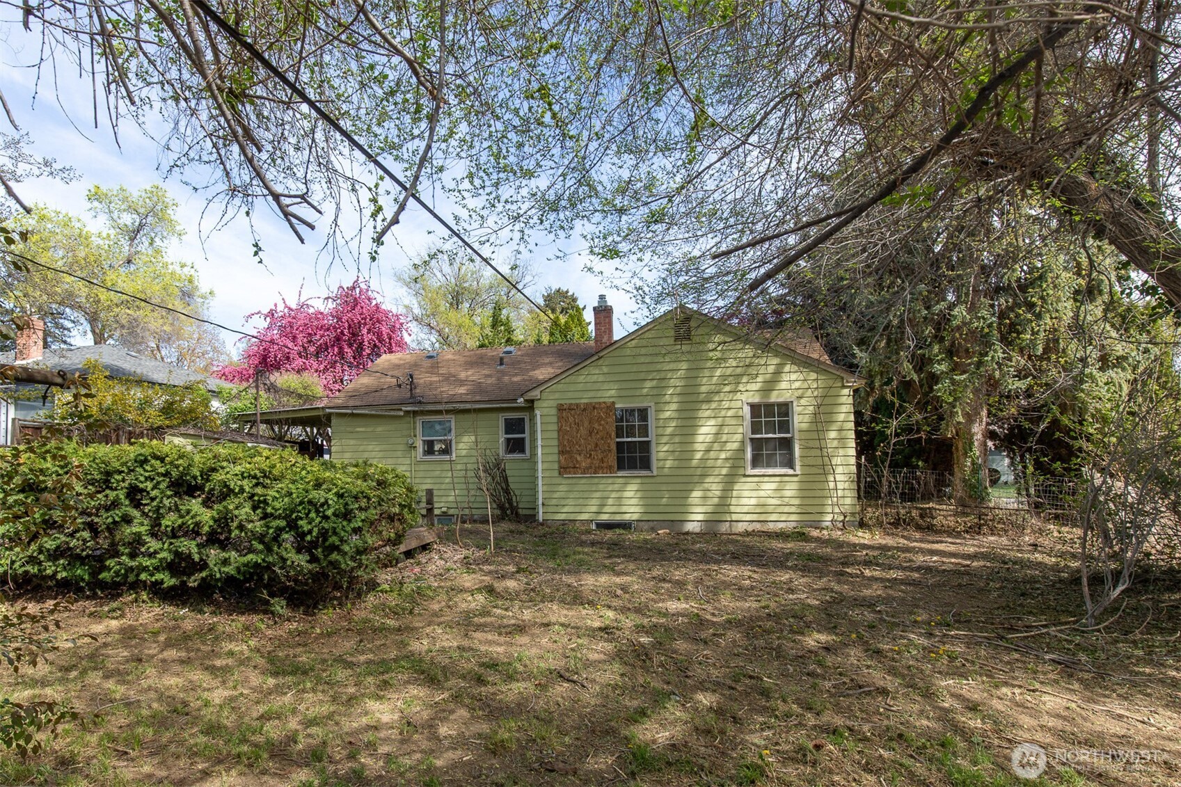 910 S 25th Avenue Property Photo 3