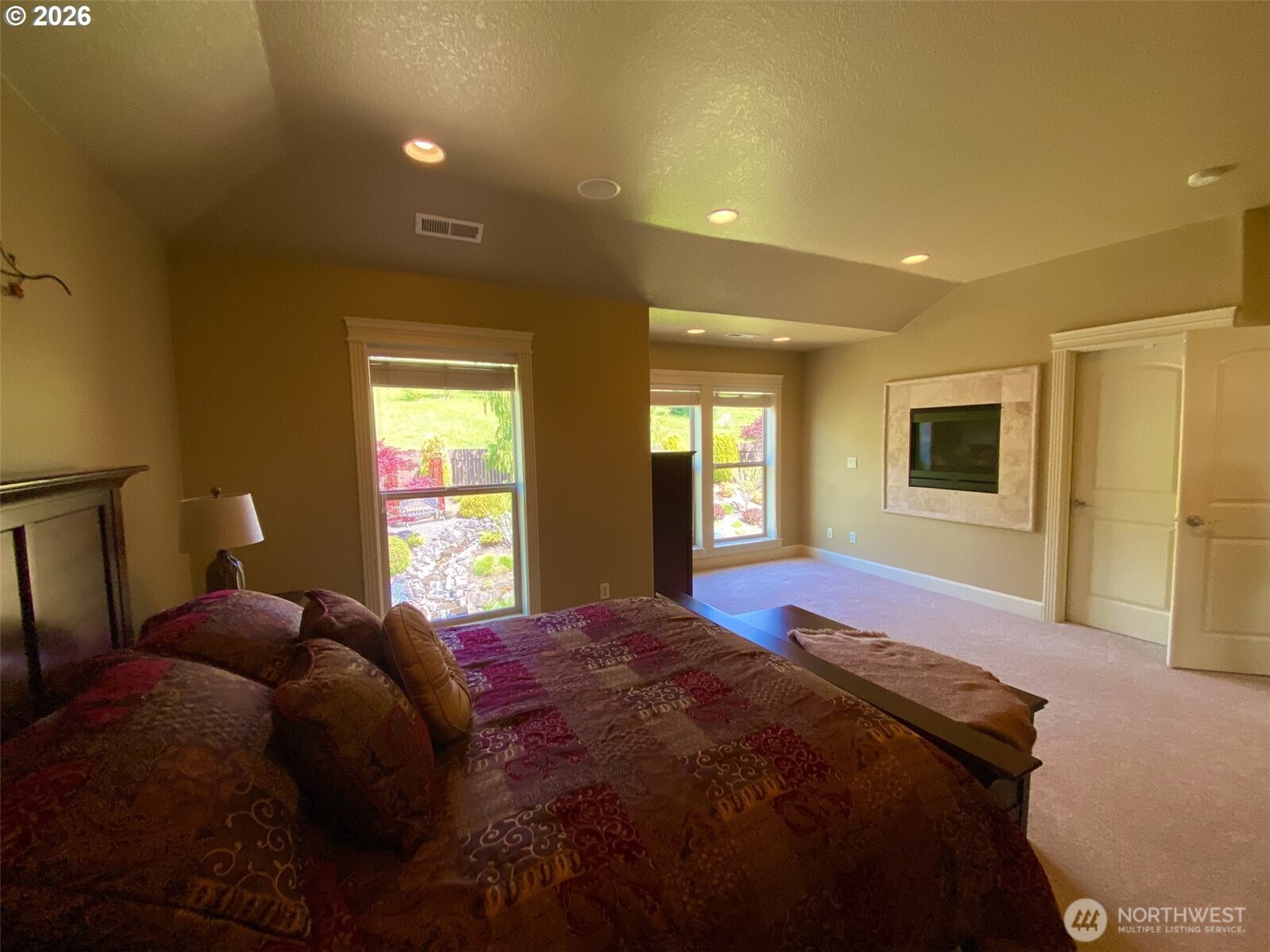 545 E 18 Street Property Photo 20