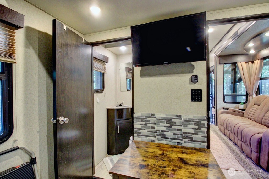 10 Riverside Drive Property Photo 19