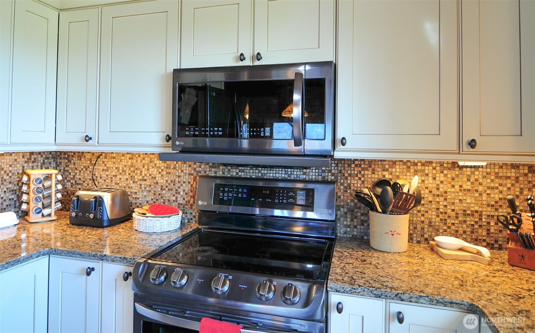 553 Summit Boulevard Property Photo 11