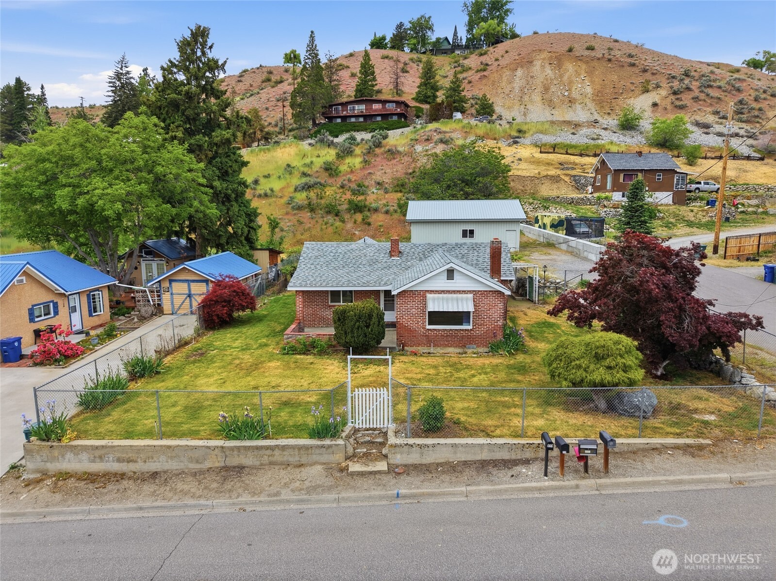 233 E Gibson Property Photo 4