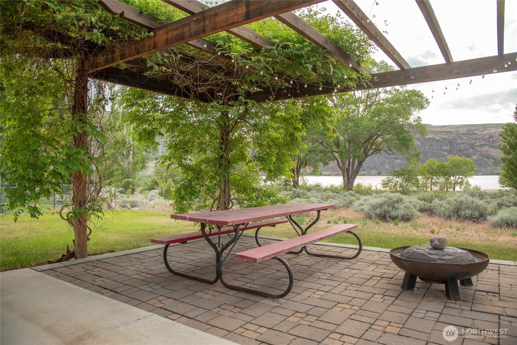 582 River Drive Property Photo 4