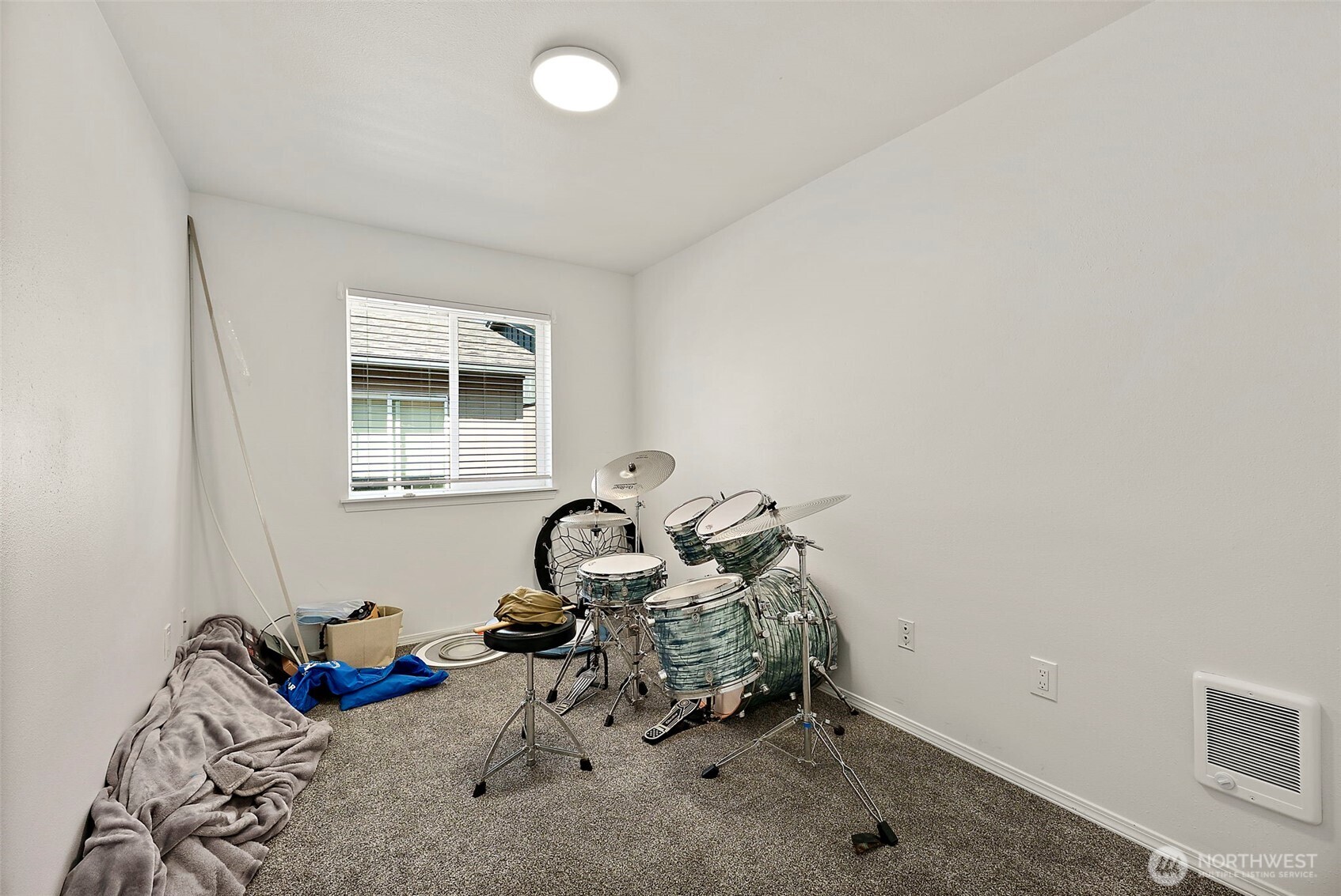 4560 S Puget Sound Avenue Property Photo 9