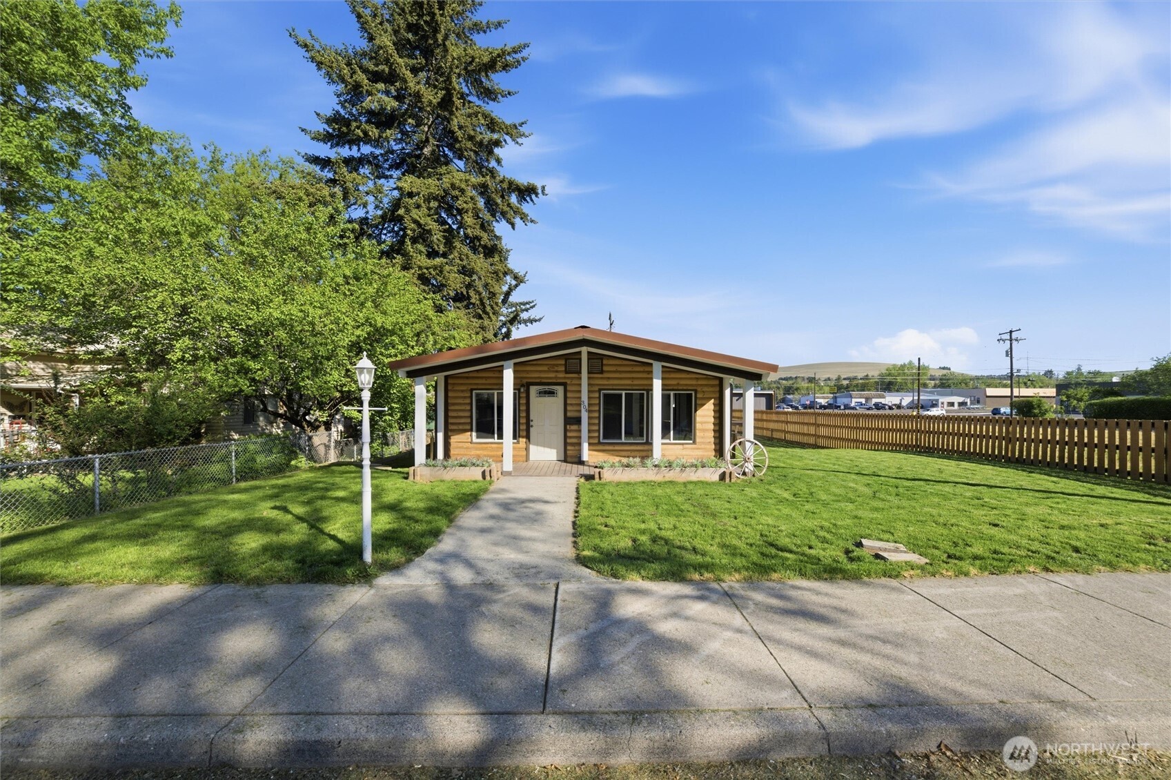 304 W Clay Property Photo 2