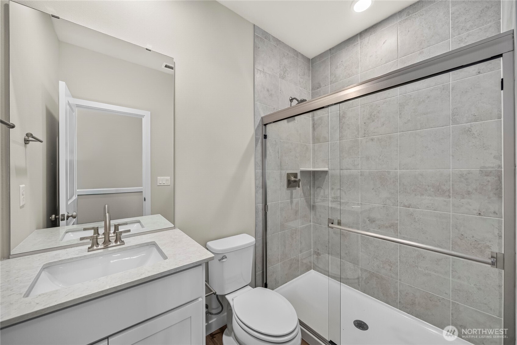 2043 Ne Norseman Way Property Photo 6