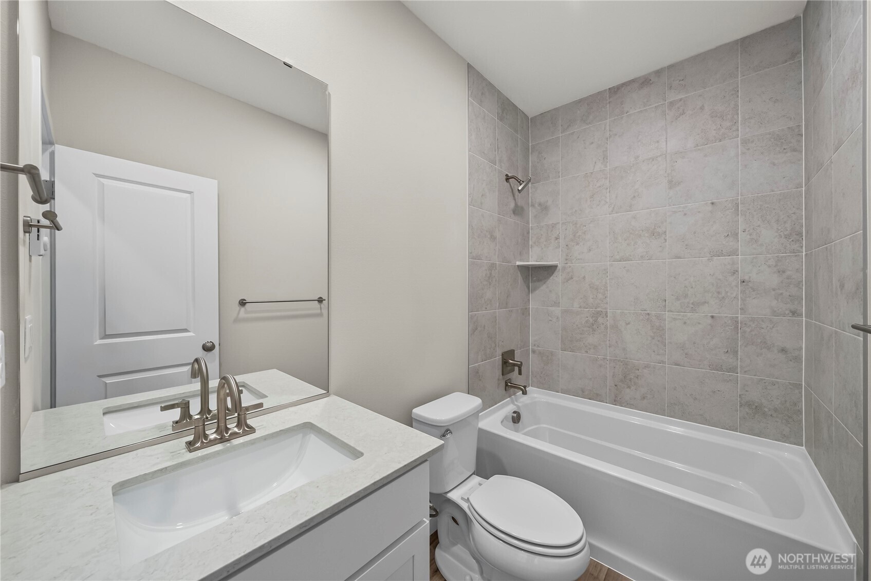 2043 Ne Norseman Way Property Photo 28
