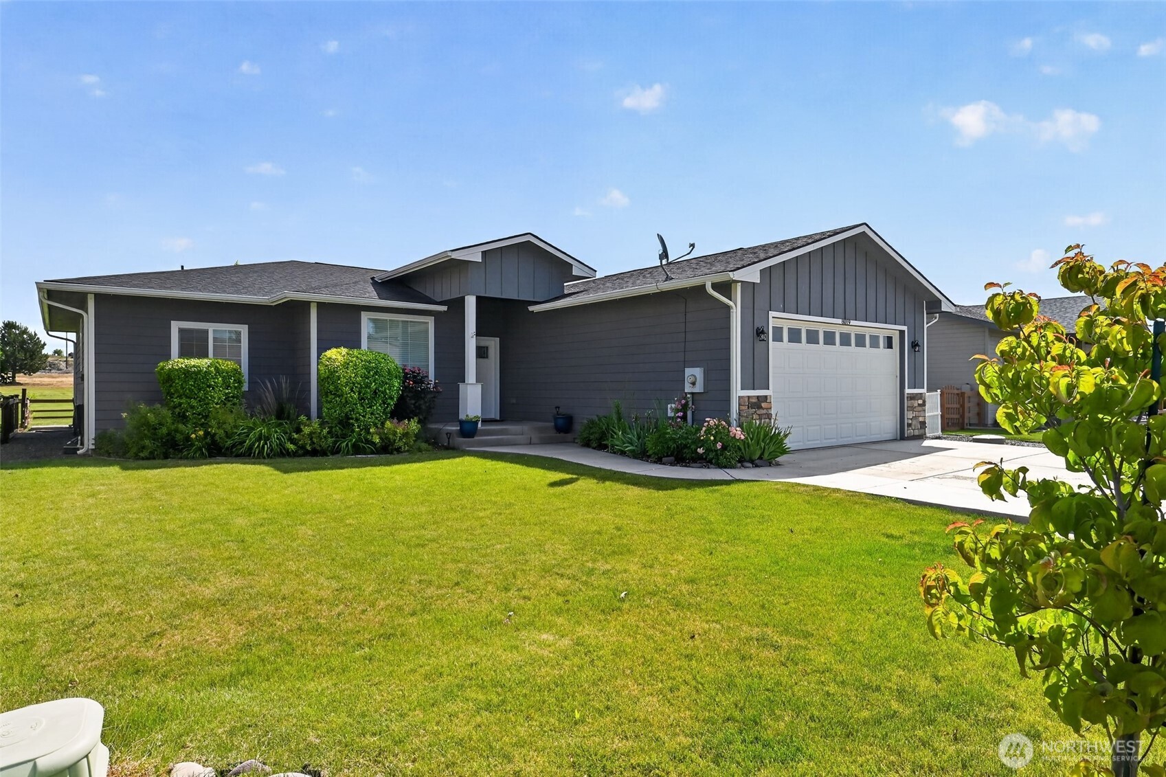 8019 Vialago Parkway Property Photo 5
