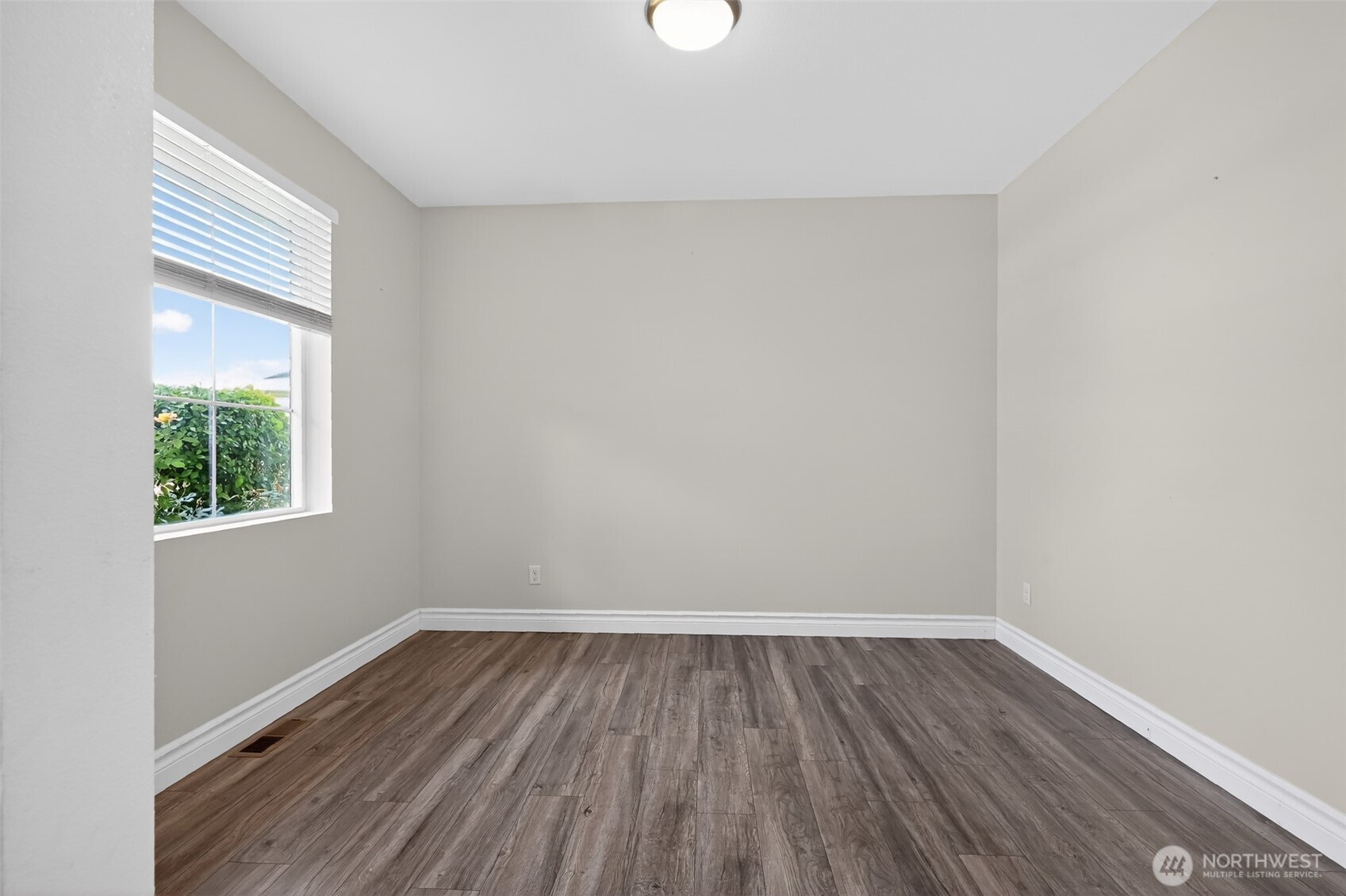 8019 Vialago Parkway Property Photo 17