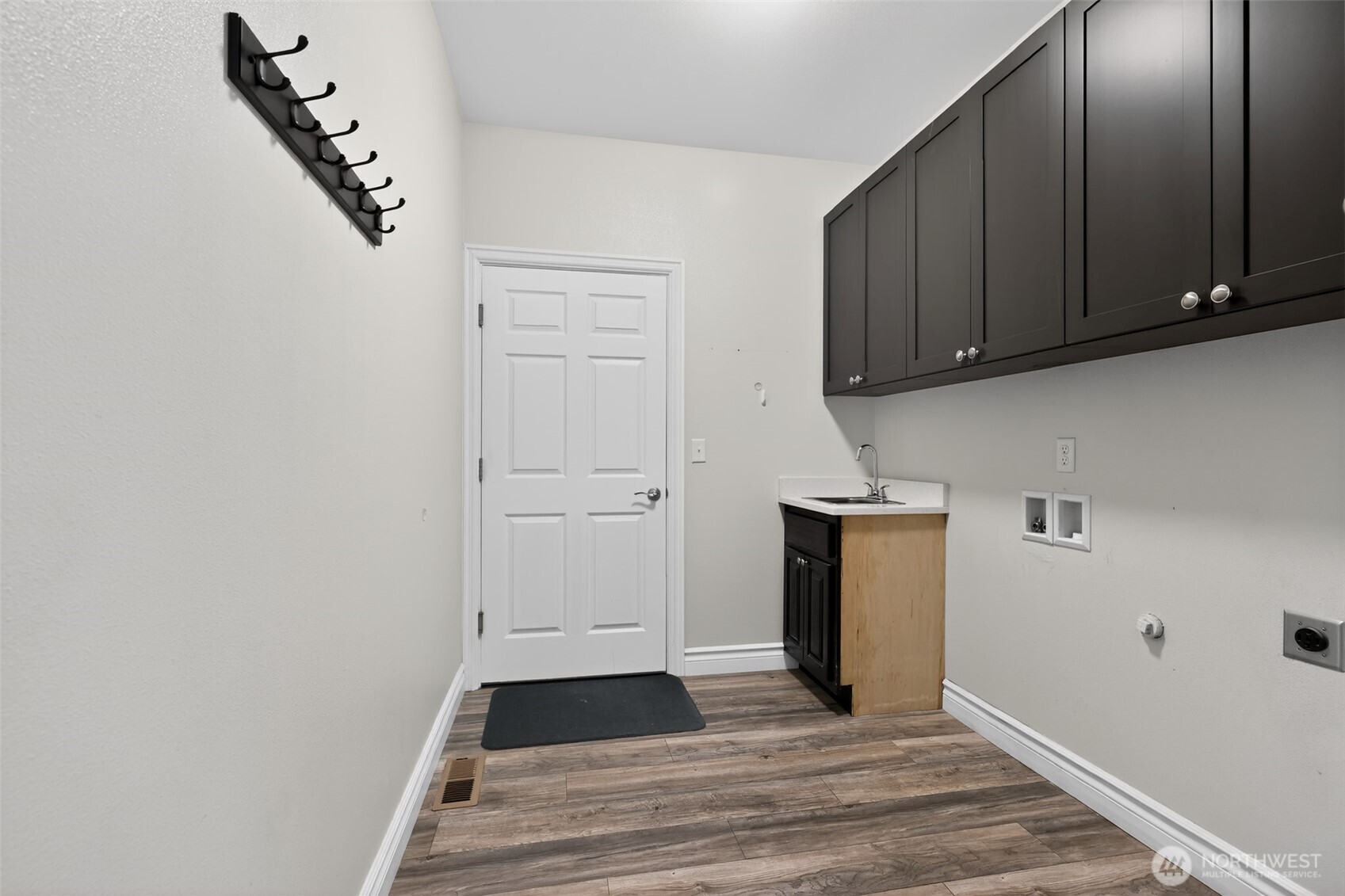 8019 Vialago Parkway Property Photo 37