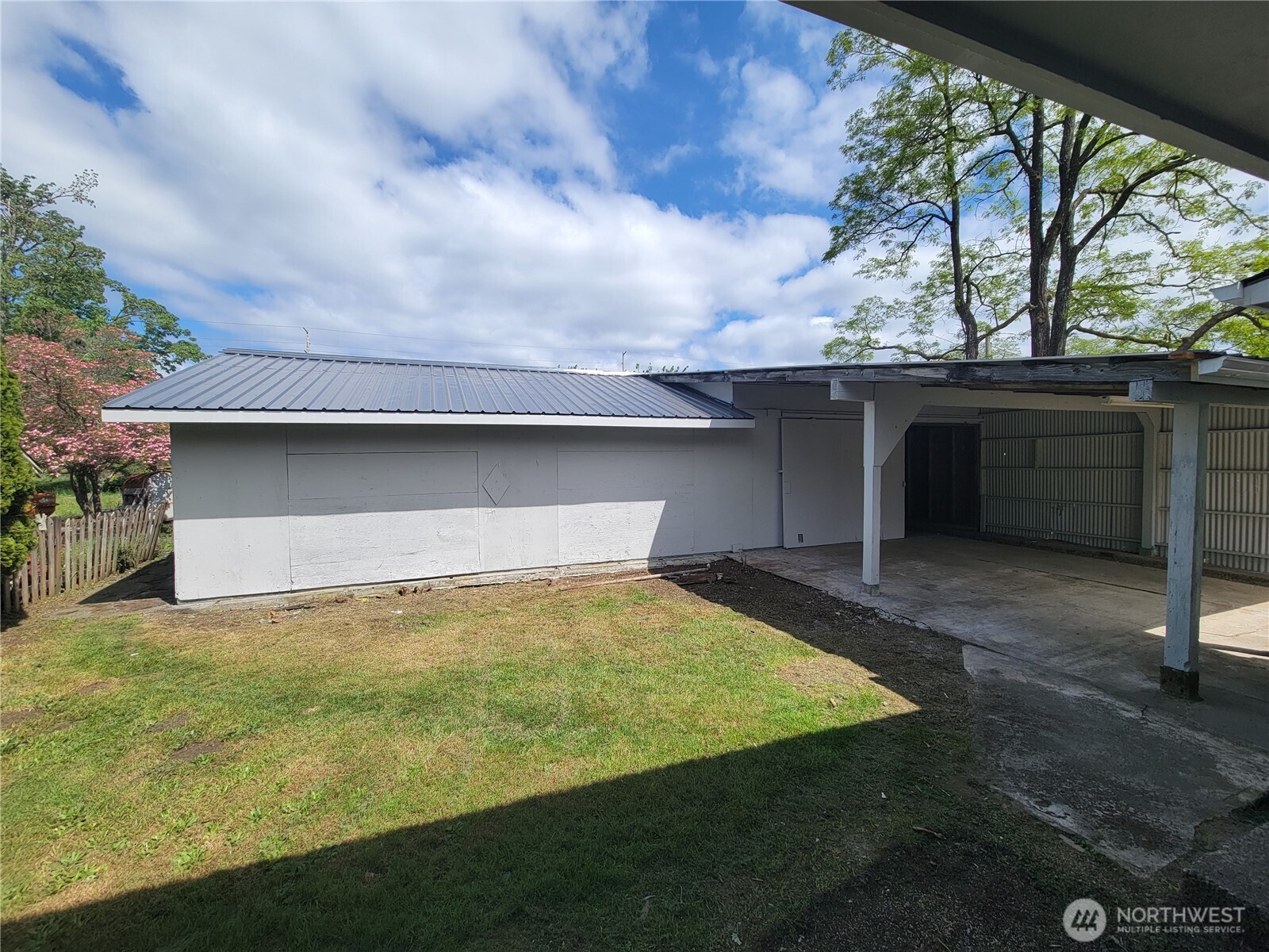 606 W Market Street Property Photo 6