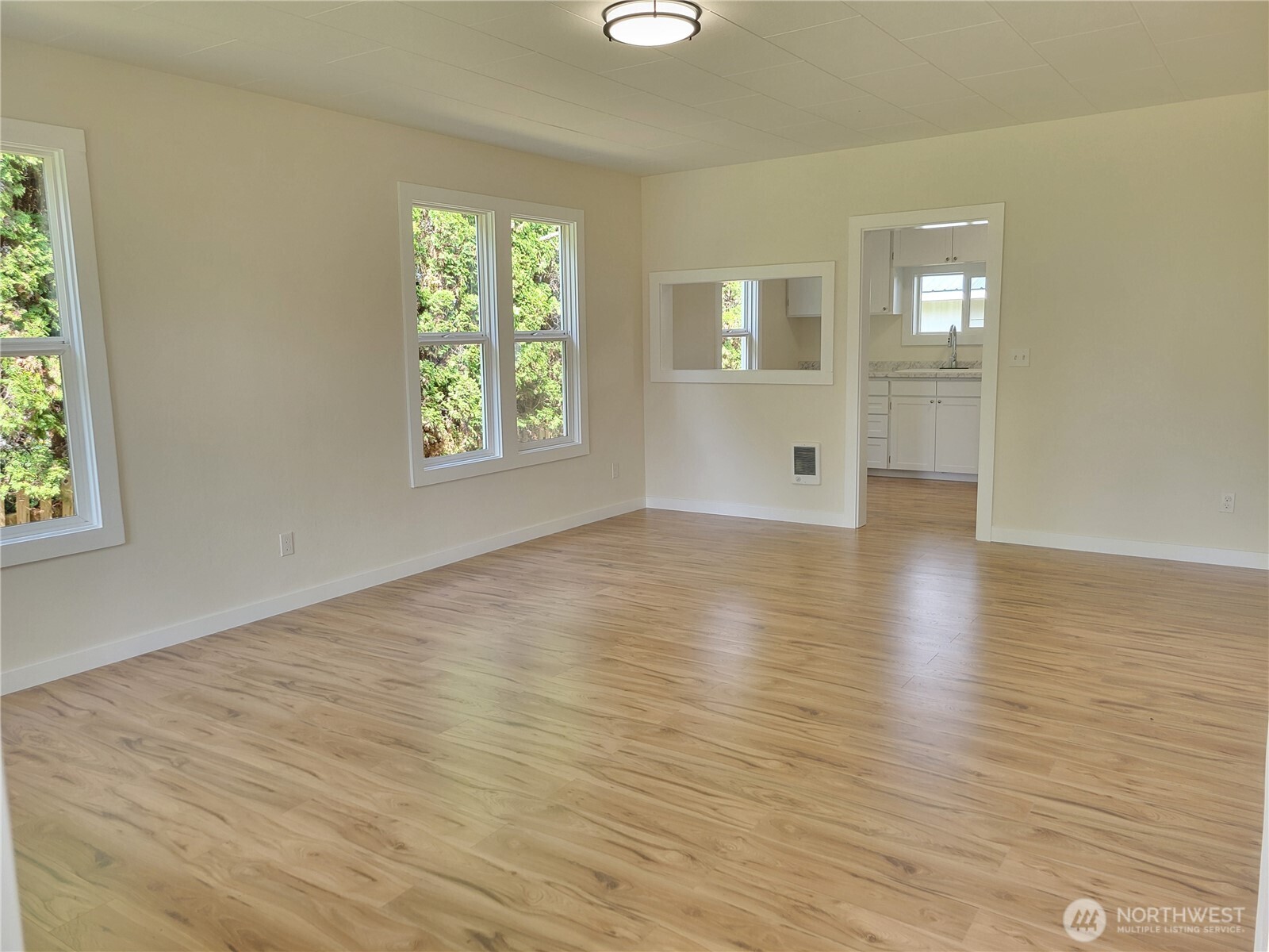 606 W Market Street Property Photo 8