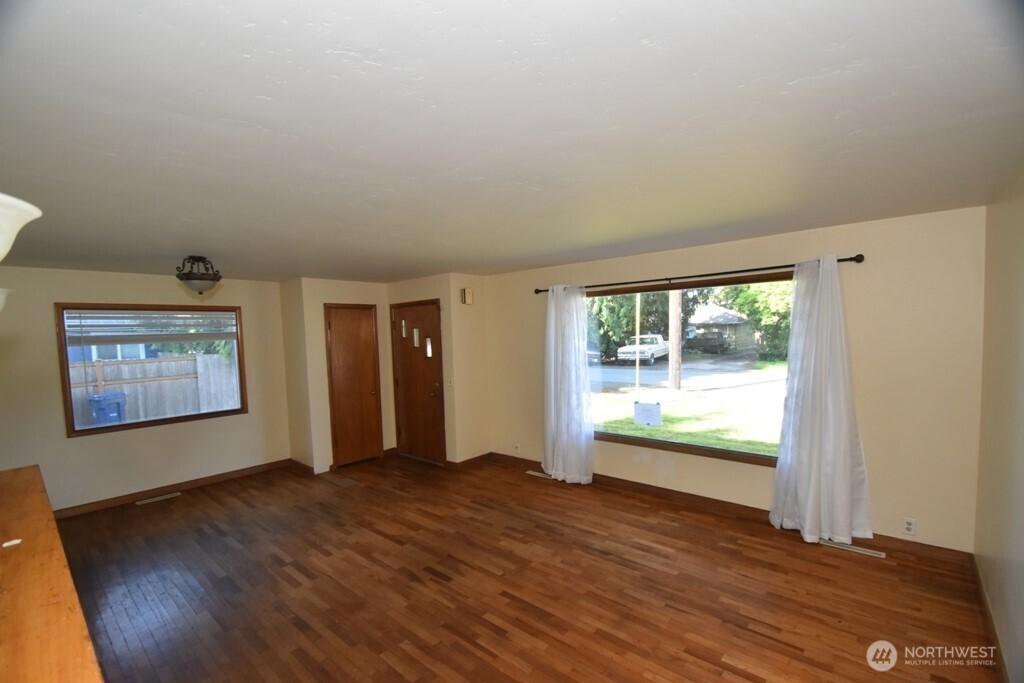 614 S Pine Street Property Photo 4