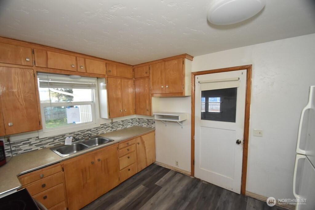 614 S Pine Street Property Photo 6