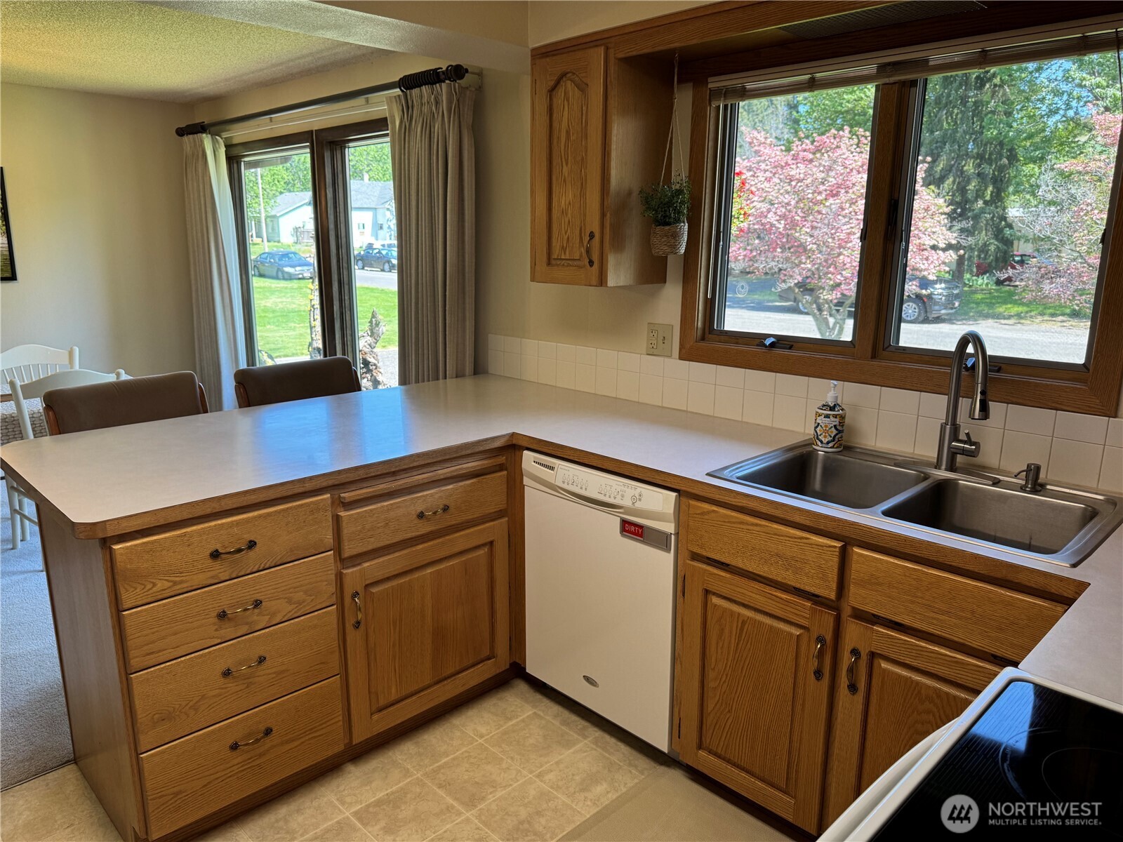 908 S 6th Property Photo 4