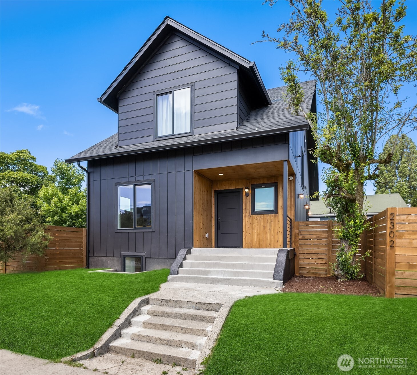 2302 E Pike Street Property Photo 1