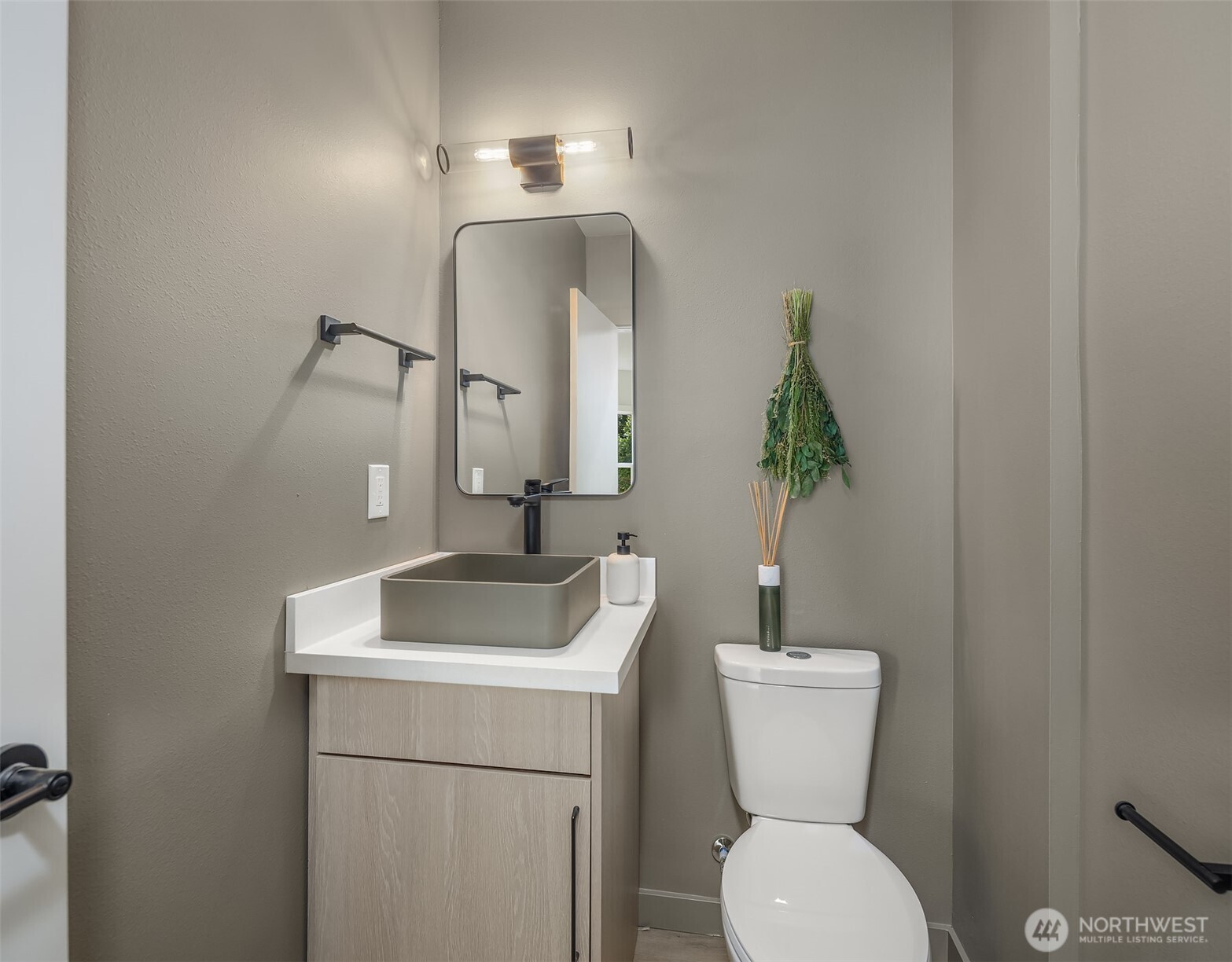 2302 E Pike Street Property Photo 10