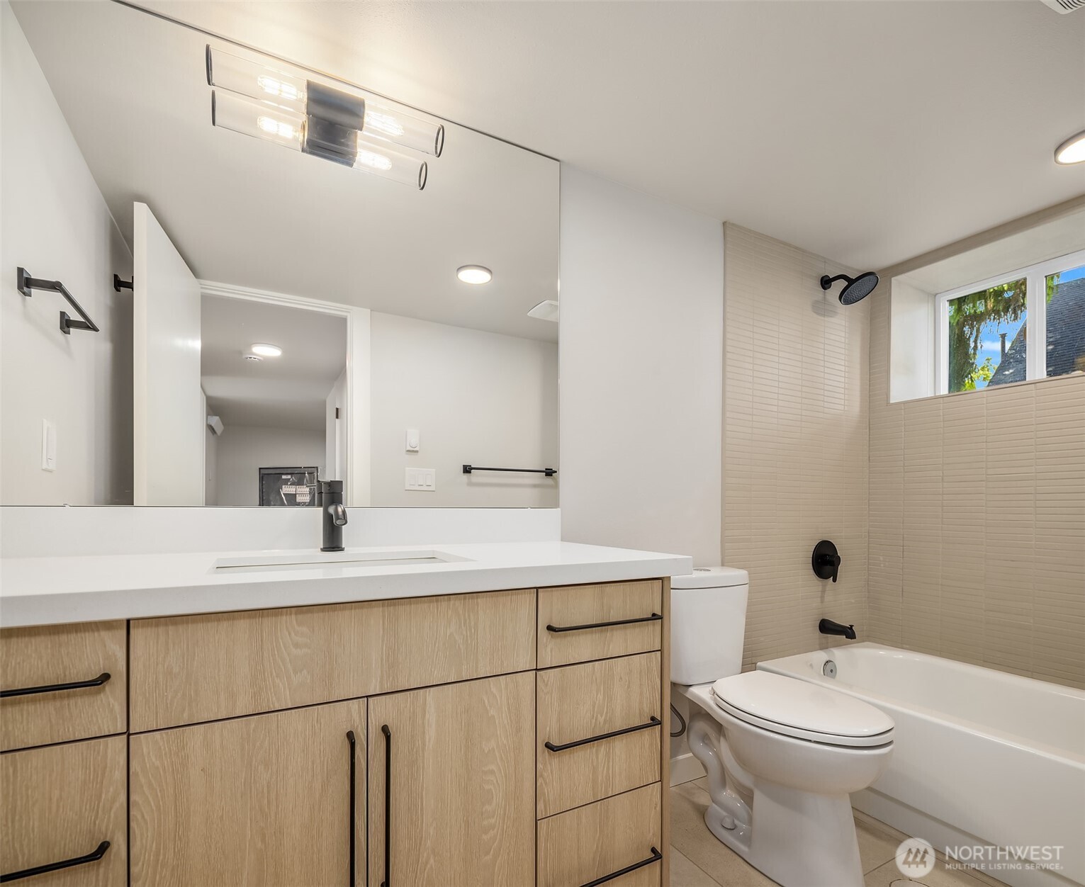 2302 E Pike Street Property Photo 23