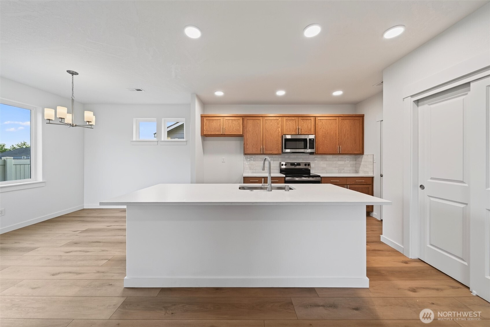 2024 N Oak Road Property Photo 4