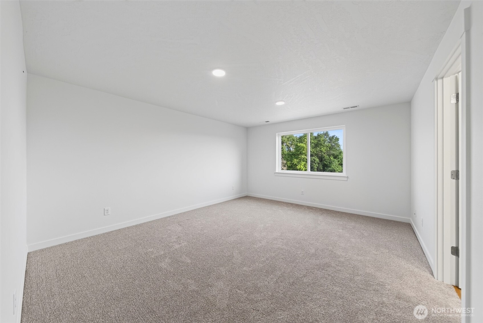 2024 N Oak Road Property Photo 7