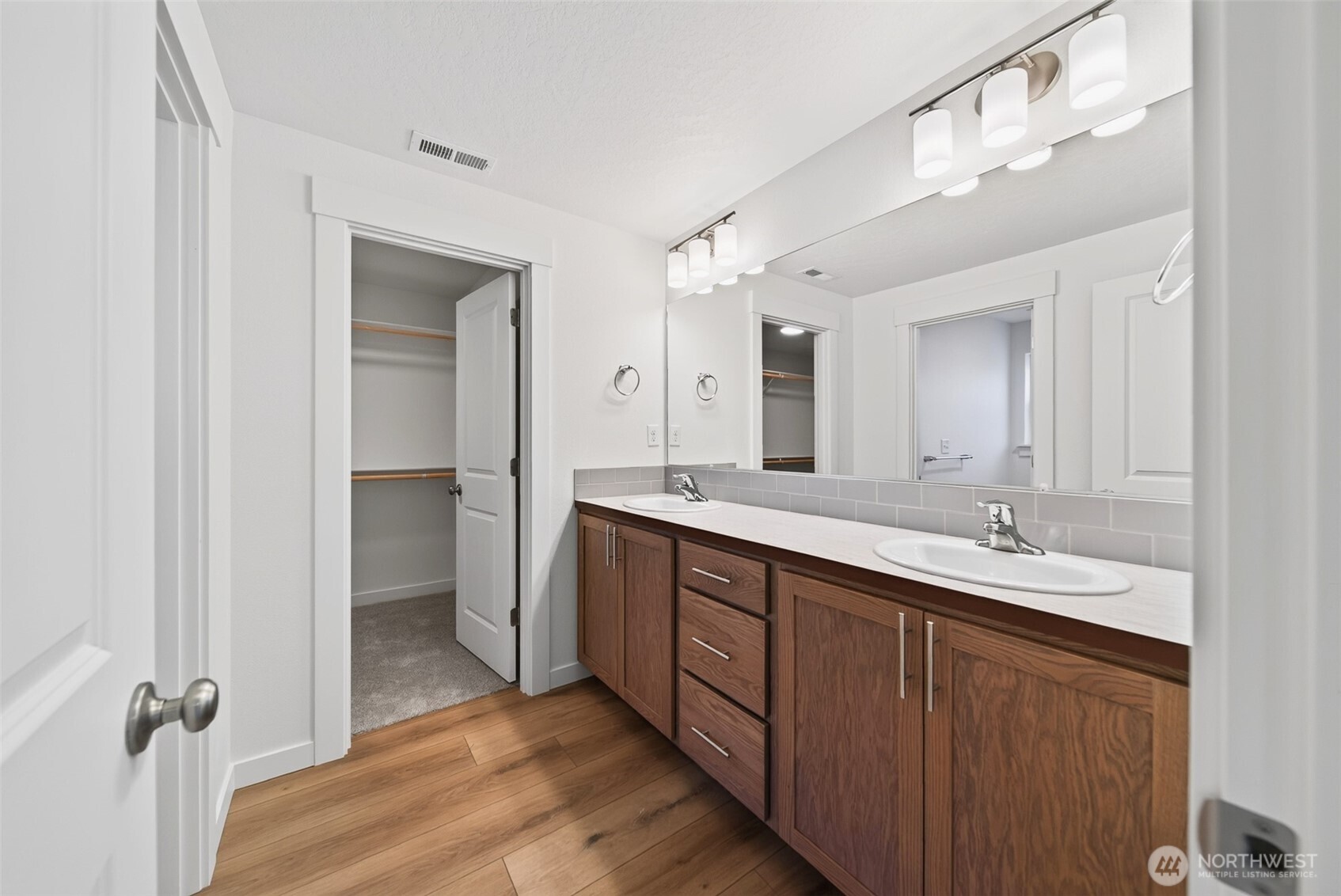 2024 N Oak Road Property Photo 8