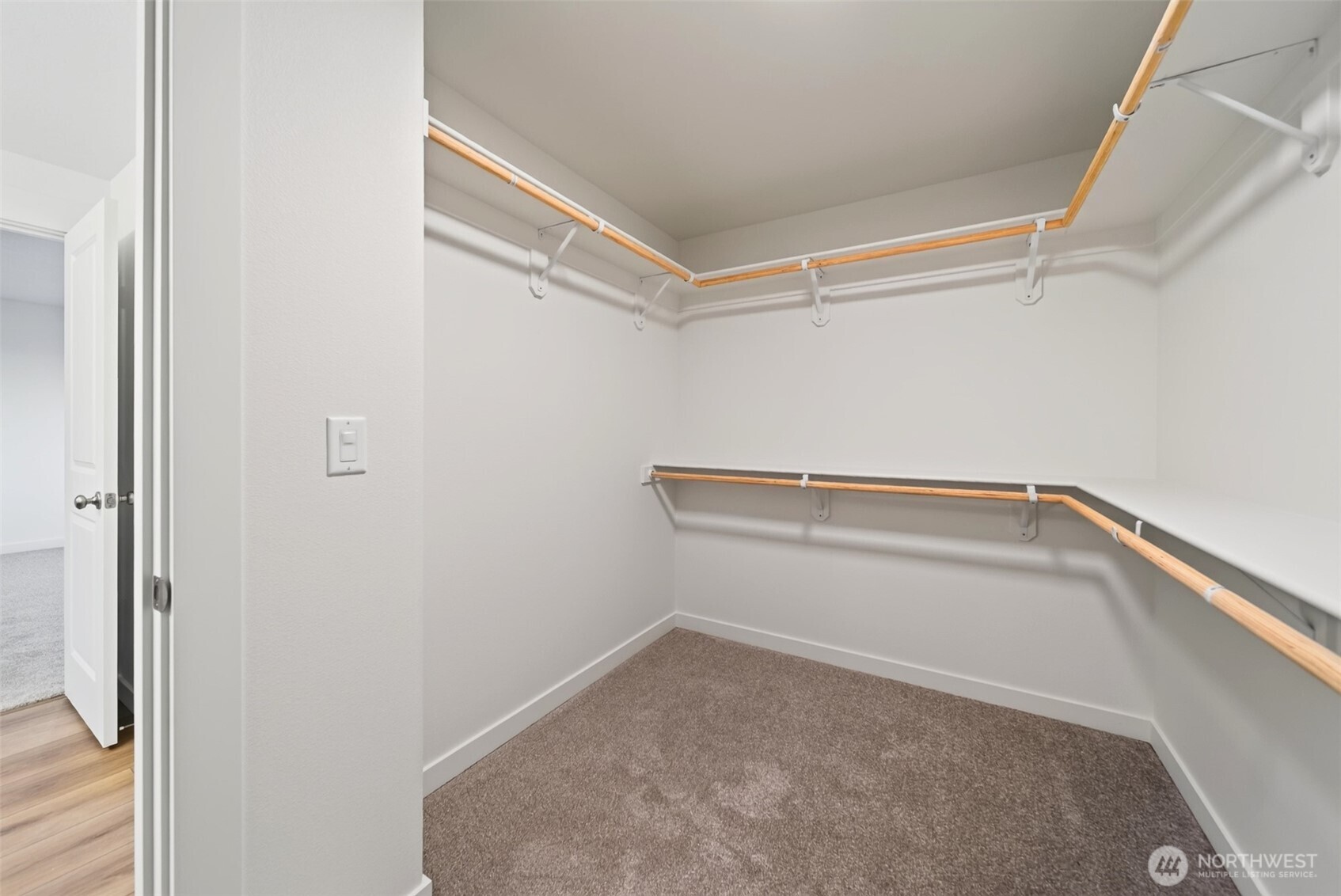 2024 N Oak Road Property Photo 9