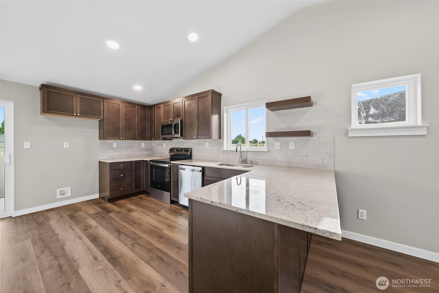 2016 N Oak Road Property Photo 4
