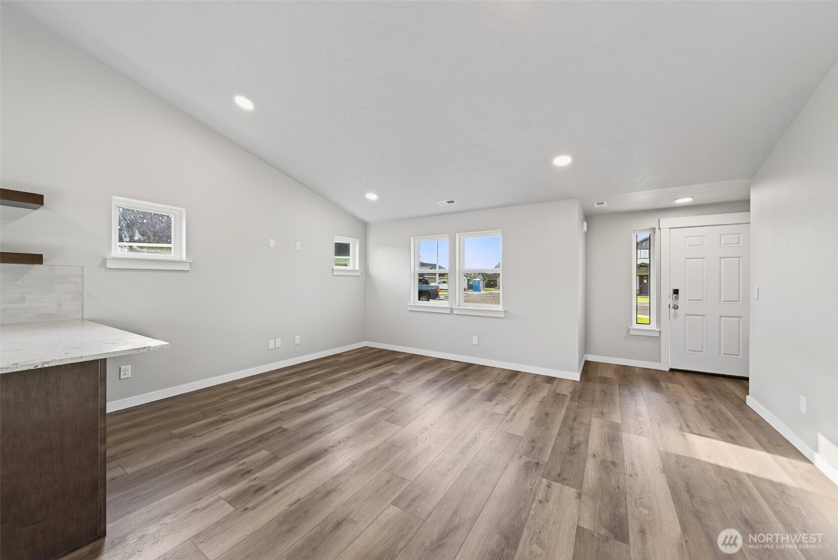 2016 N Oak Road Property Photo 5