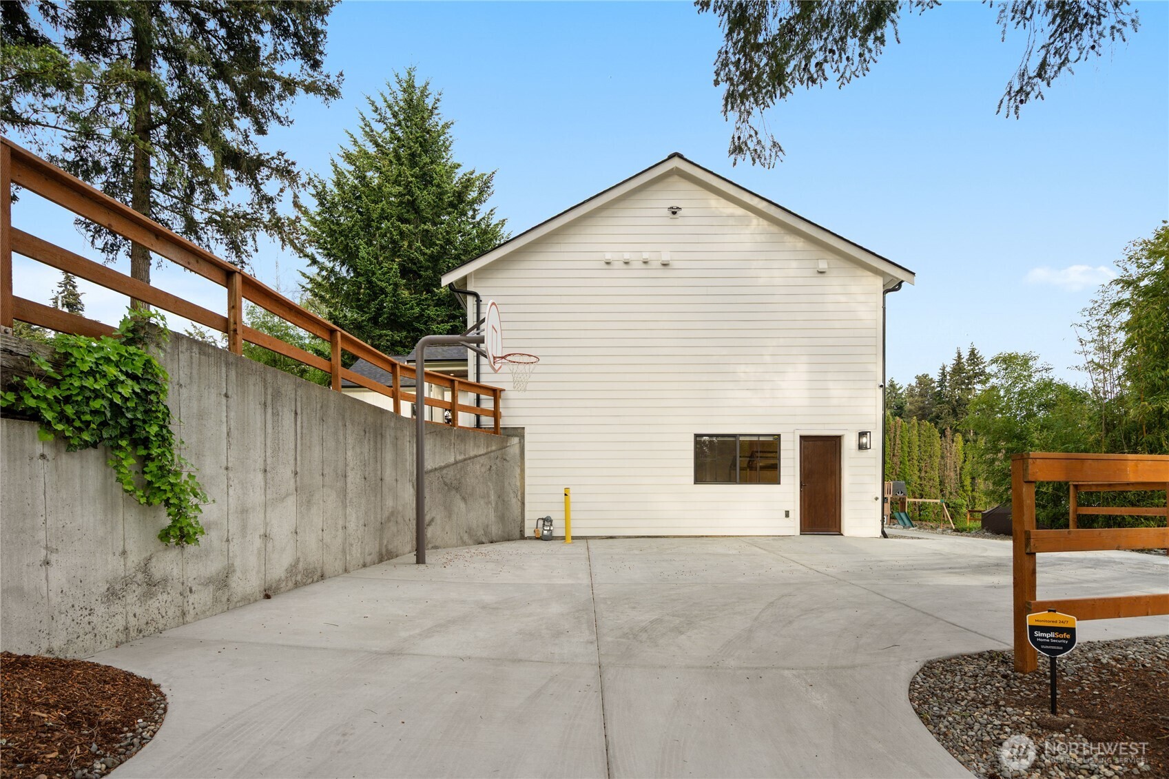 11016 46th Street Property Photo 5