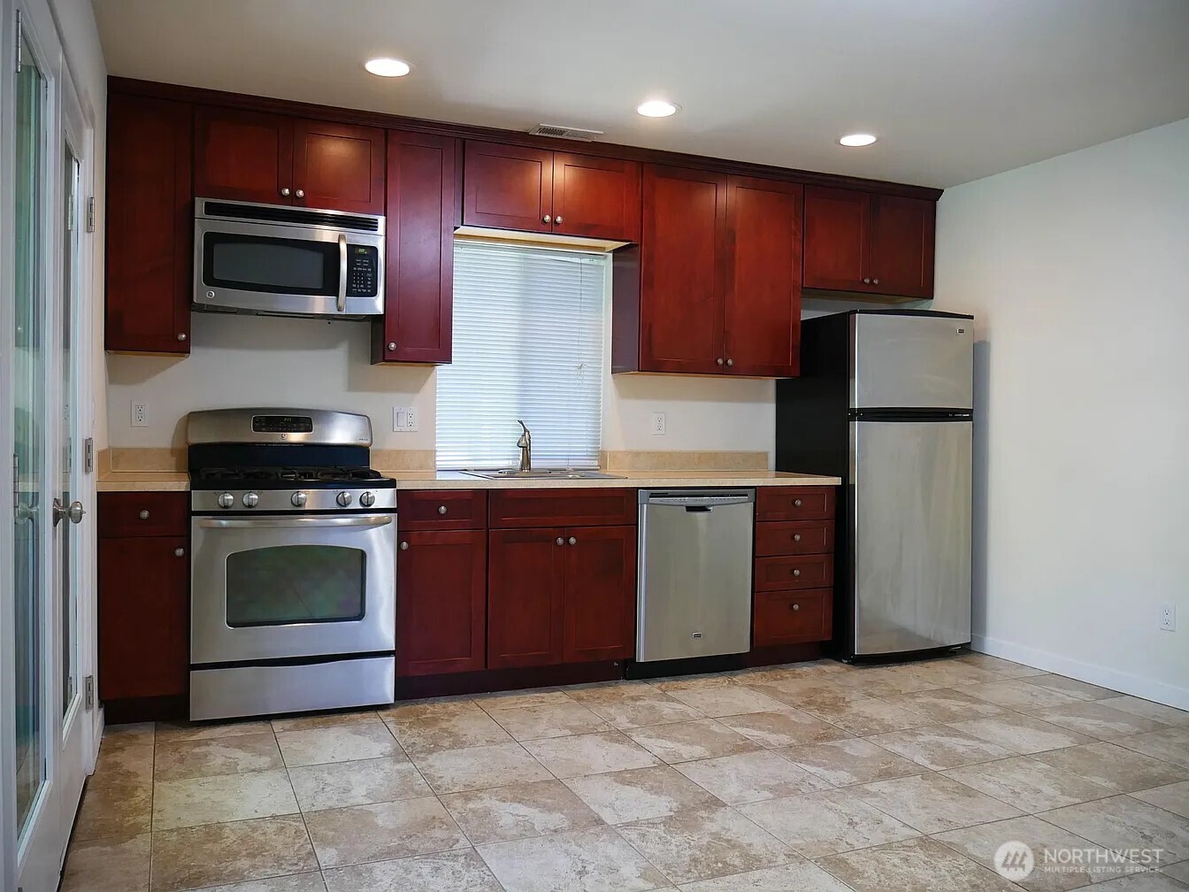 541 Ne Alder Street Property Photo 7
