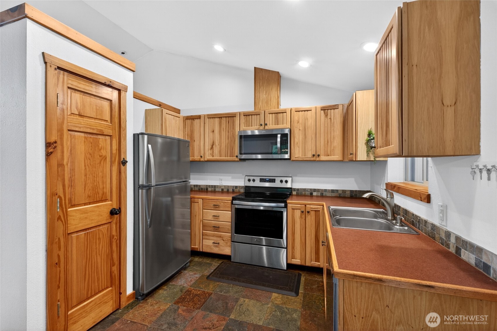 10203 Matthews Avenue Property Photo 10