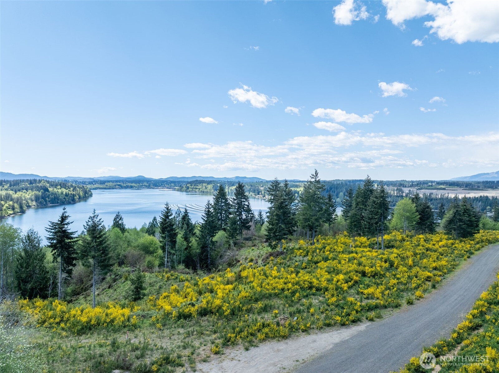 410 E Lone Fir Drive Property Photo 4