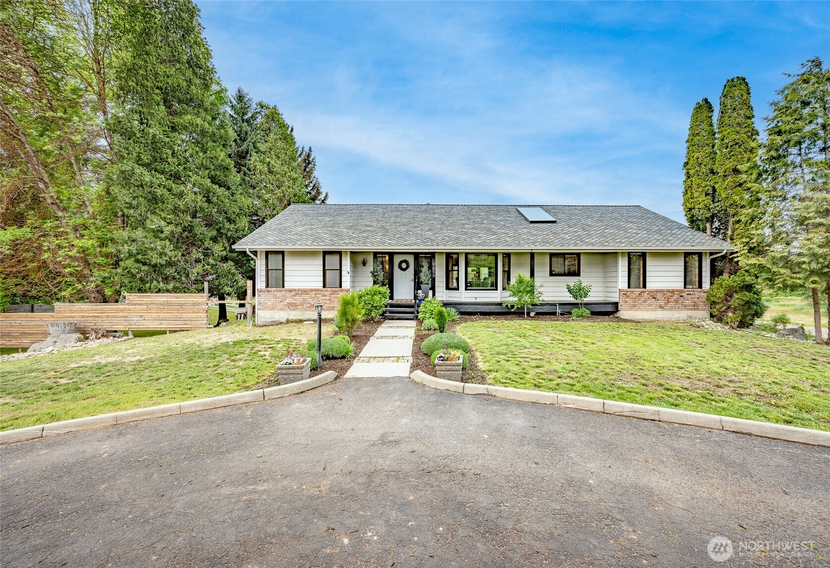 9656 North Road Property Photo 3