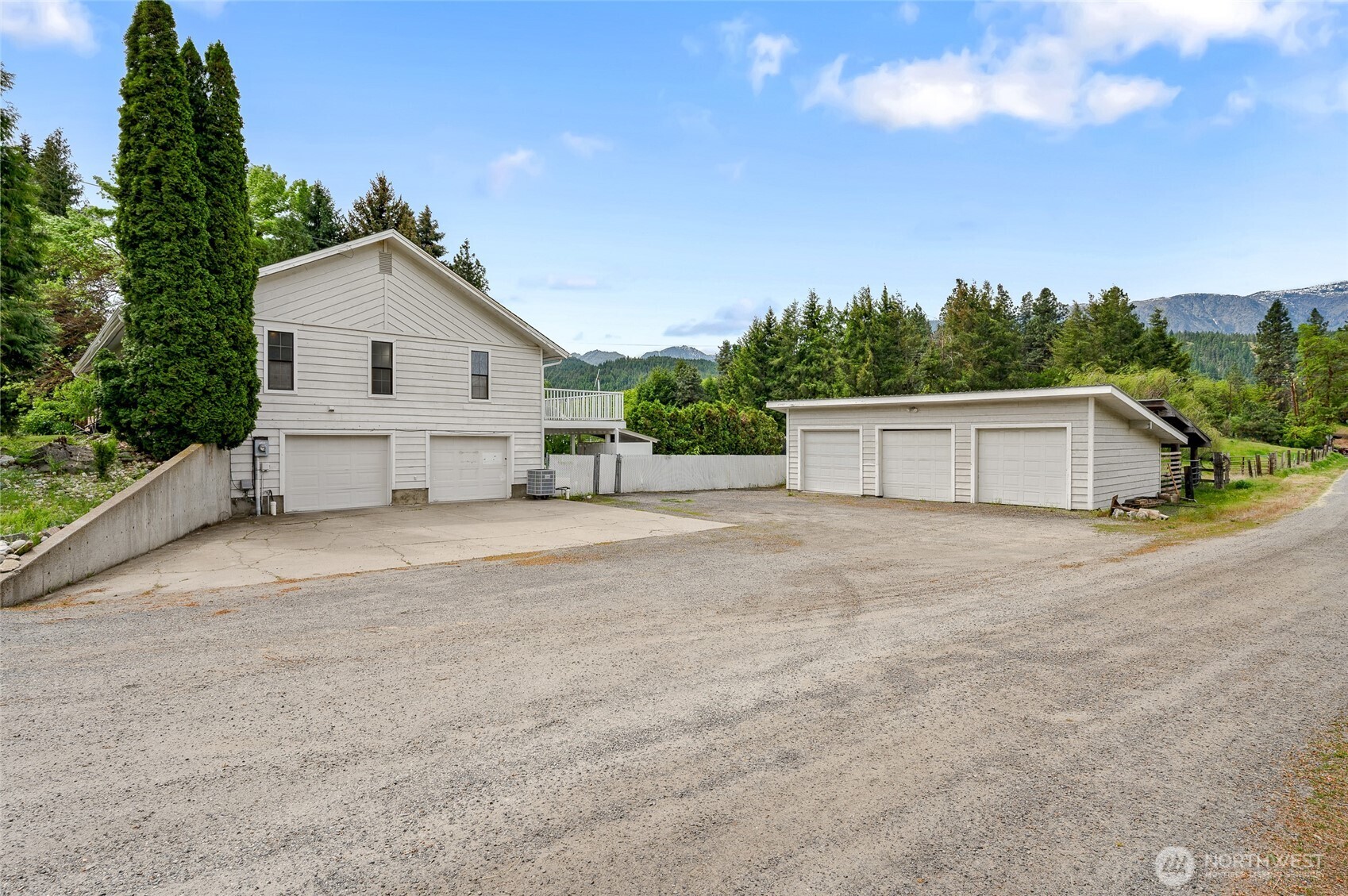 9656 North Road Property Photo 6