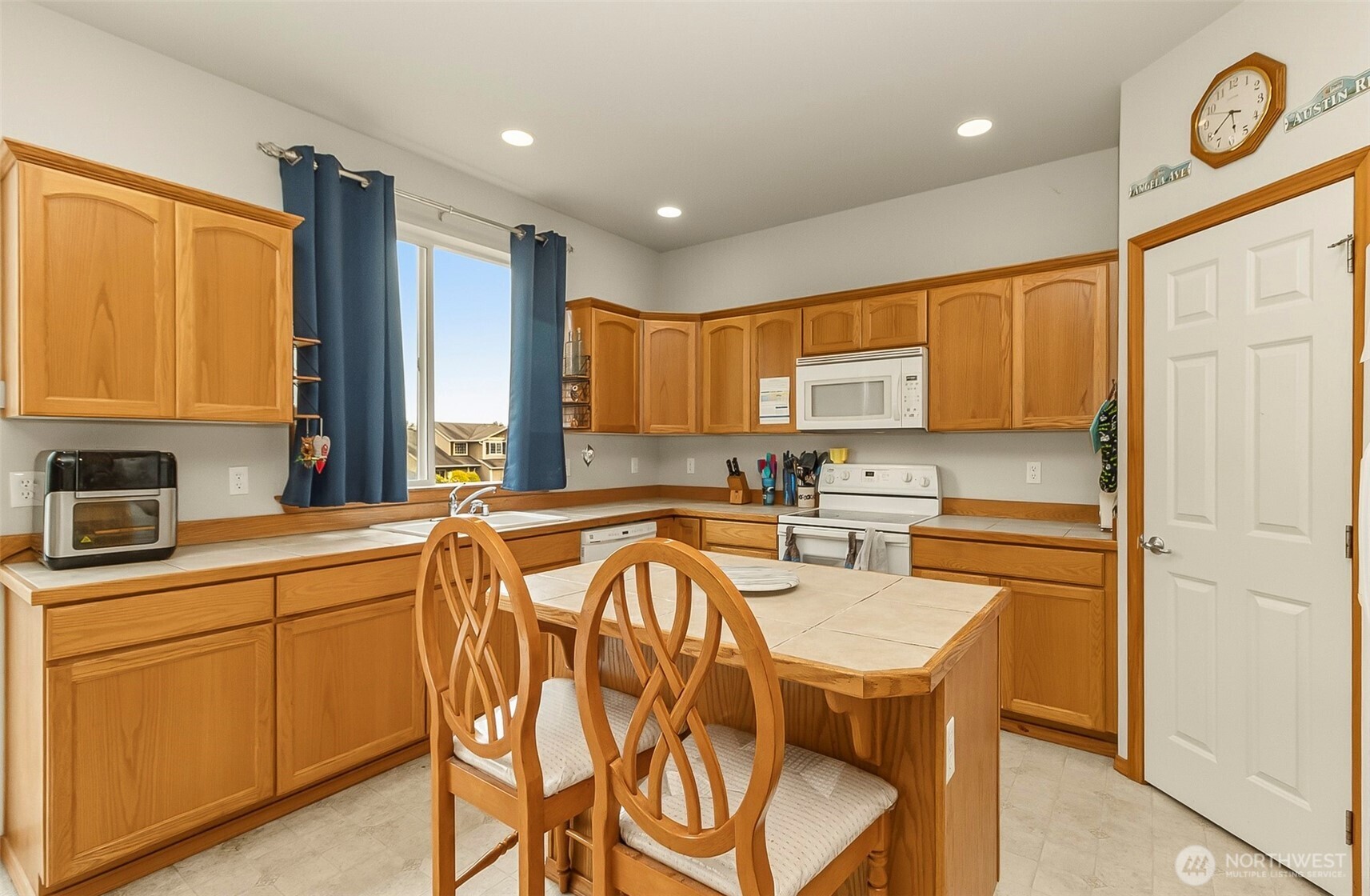 6822 38th Place Property Photo 3